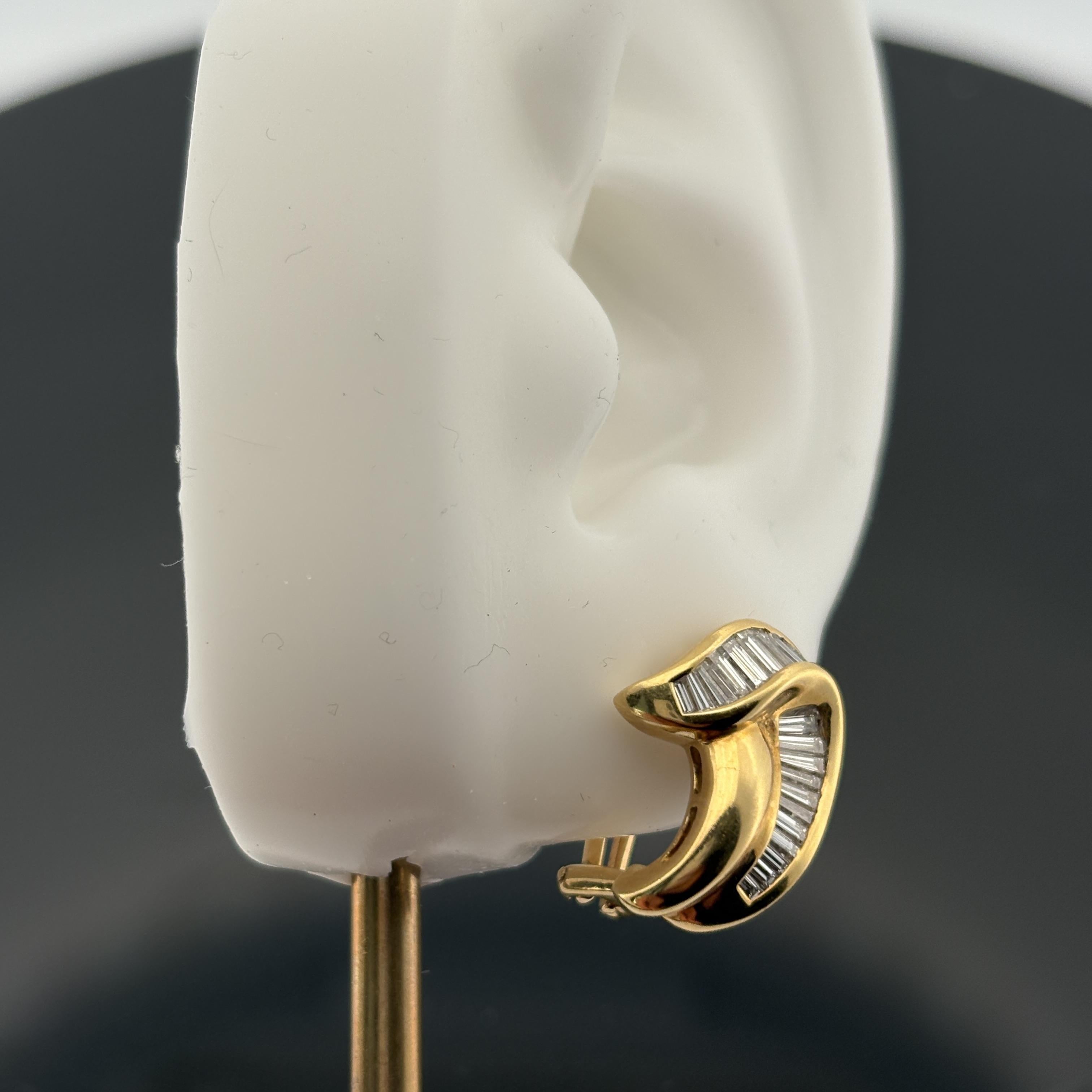 Boucles d'oreilles en or jaune 18k Estate 1.25ctw Diamond Baguette Channel-Set en vente 2