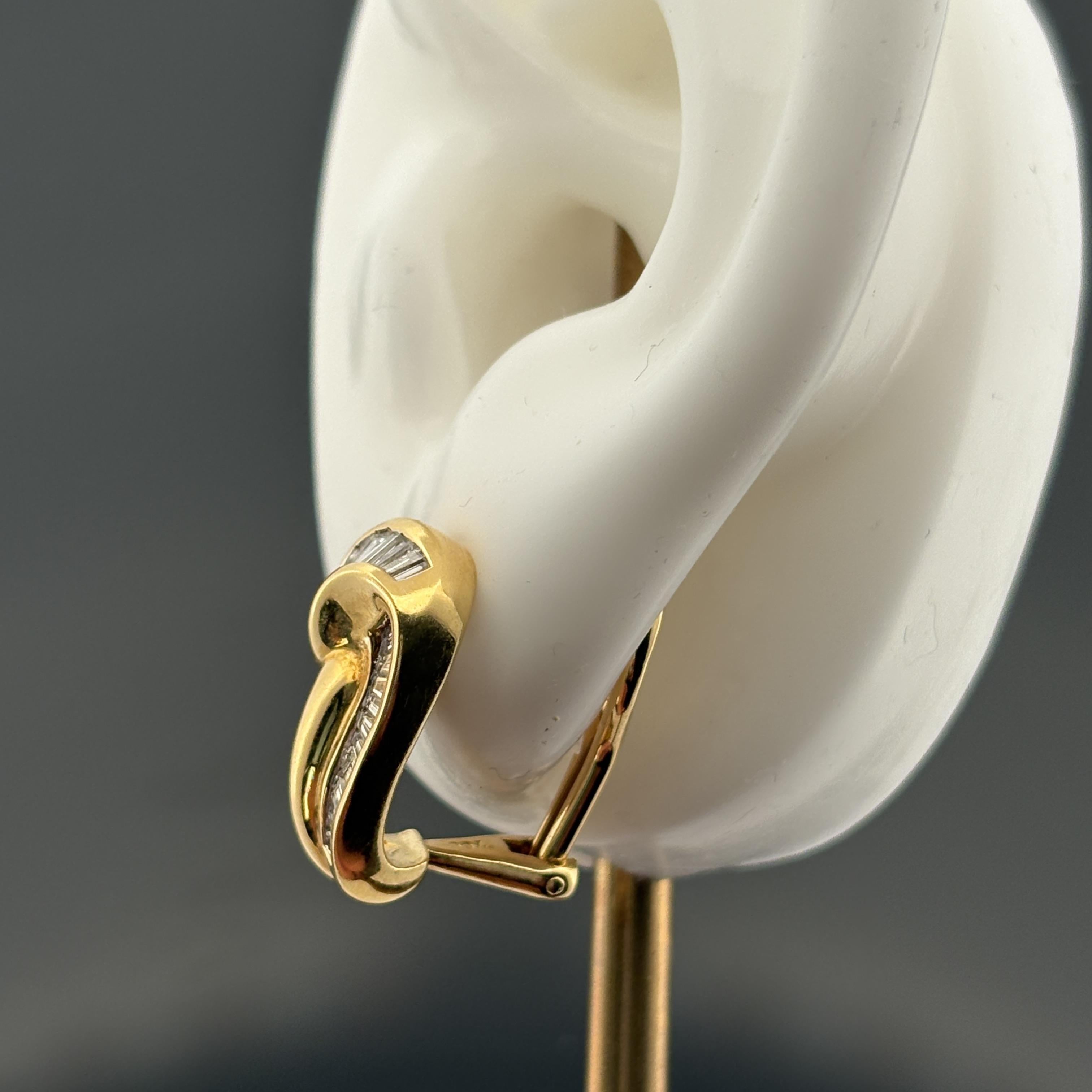 Boucles d'oreilles en or jaune 18k Estate 1.25ctw Diamond Baguette Channel-Set en vente 3