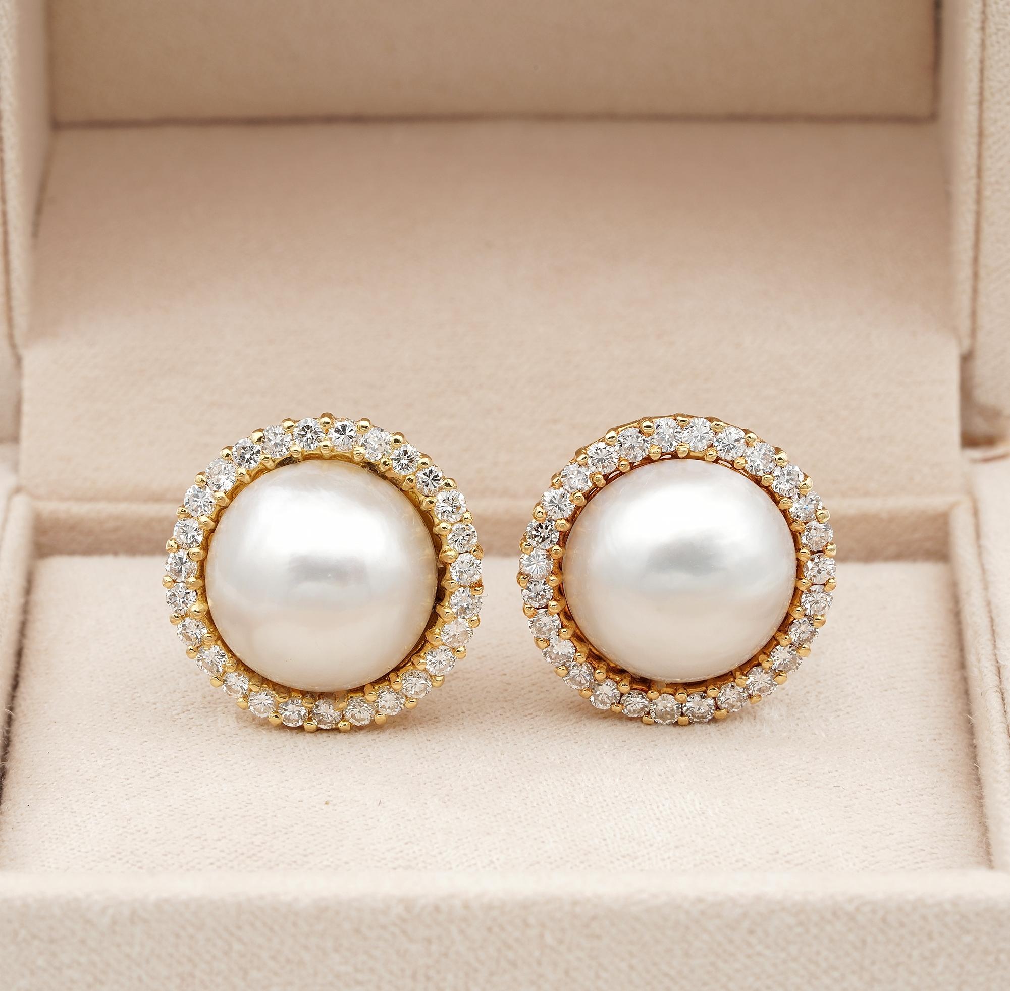 The Classy Must
High quality in all senses these vintage earrings bearing London Import Hallmarks for 1985 – individually hand crafted of solid 18 KT gold
Boasting magnificent workmanship throughout, substantially hand made even the pearls backing