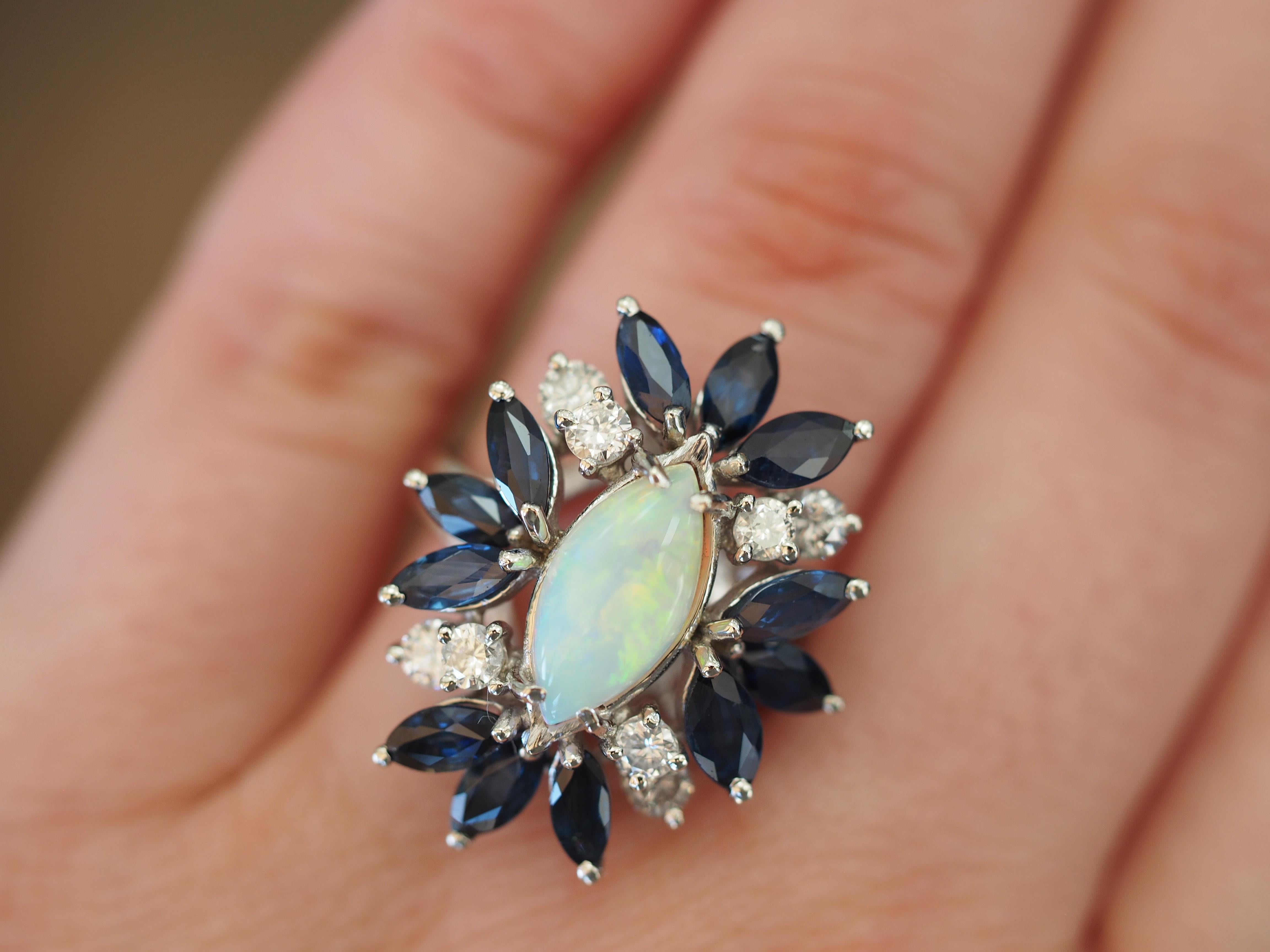 Contemporain Bague cocktail en or blanc 14 carats avec opale, saphir et diamants, ancienne propriété en vente
