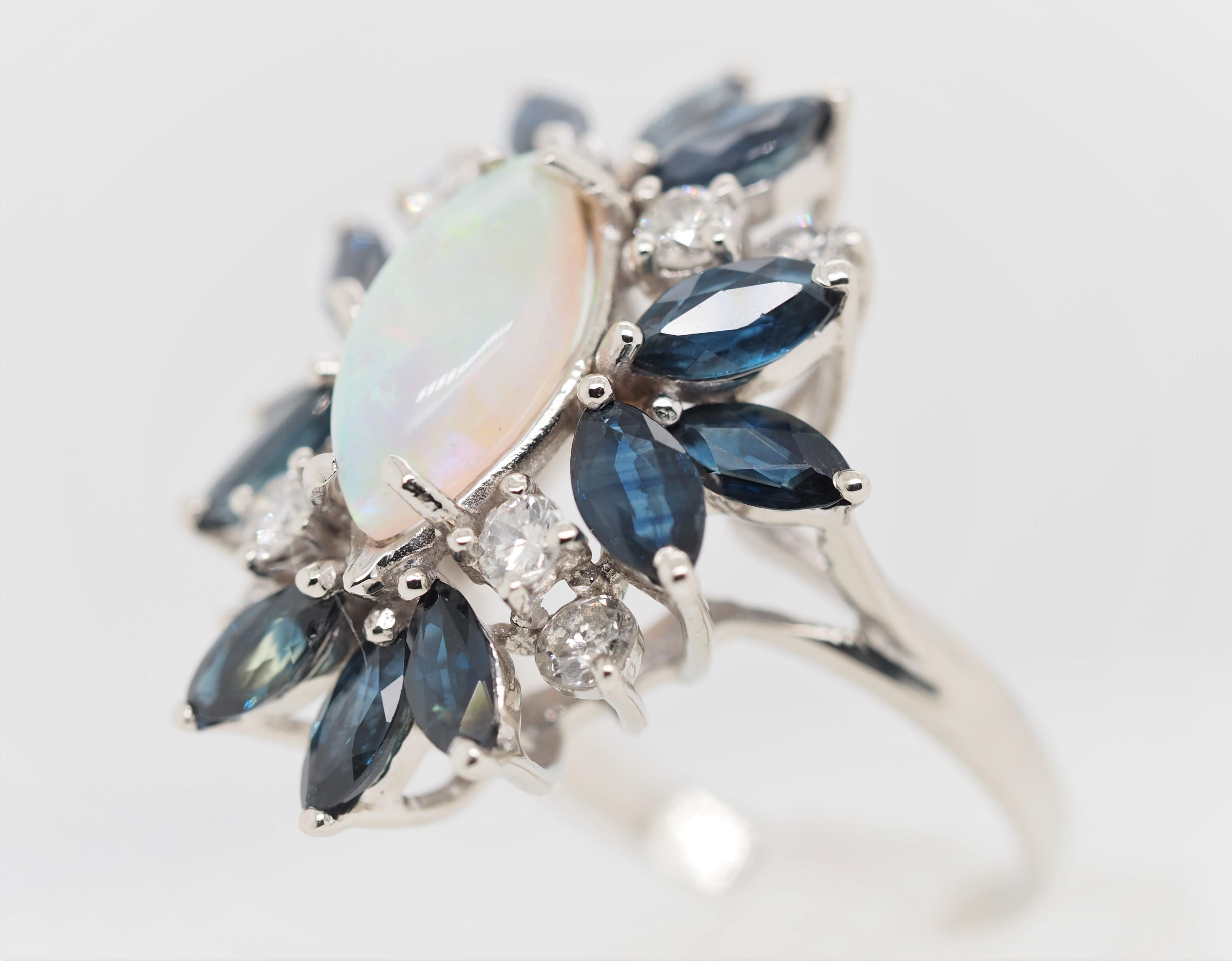 Taille Marquise Bague cocktail en or blanc 14 carats avec opale, saphir et diamants, ancienne propriété en vente