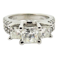 Anillo de compromiso de oro blanco de 14 quilates con diamantes redondos y talla princesa