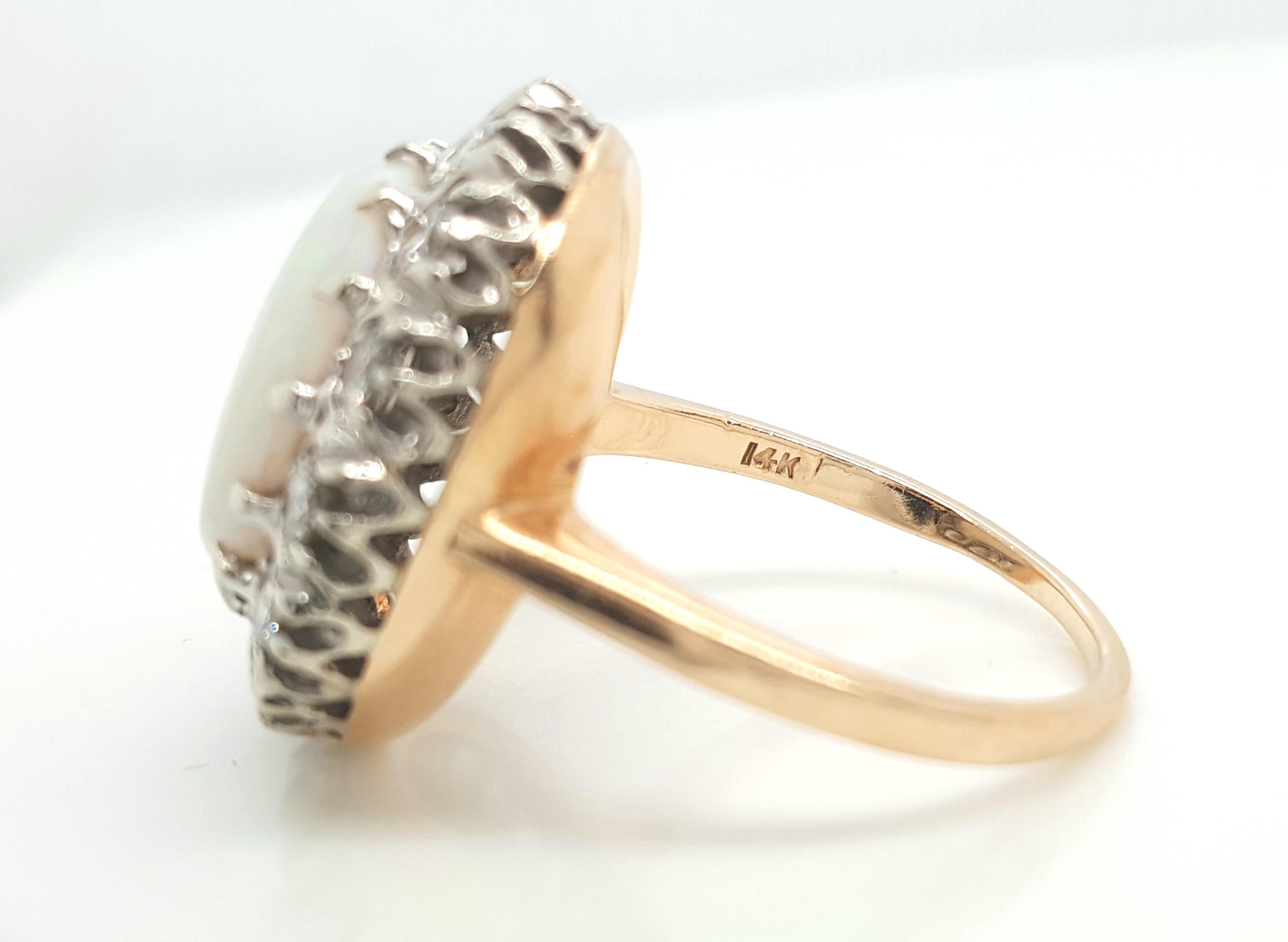 Bague cocktail en or jaune et blanc 14 carats avec opale ovale et diamants, ancienne propriété Bon état - En vente à Addison, TX
