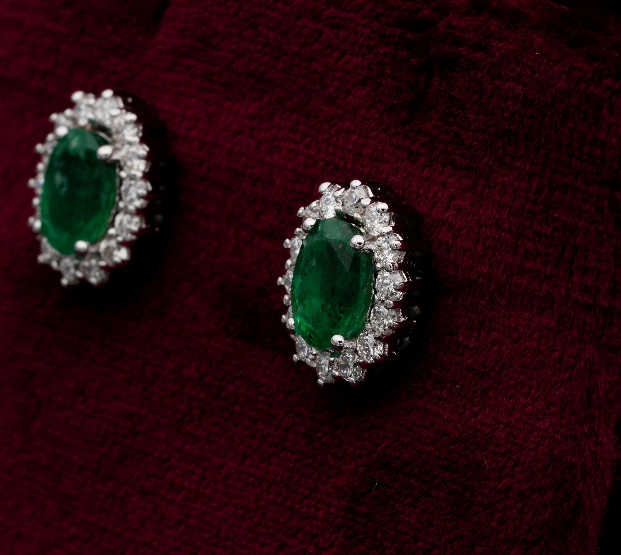 Estate 1.40 Ct Emerald .85 CT G VVS Diamond Cluster Stud Earrings In Good Condition For Sale In Napoli, IT
