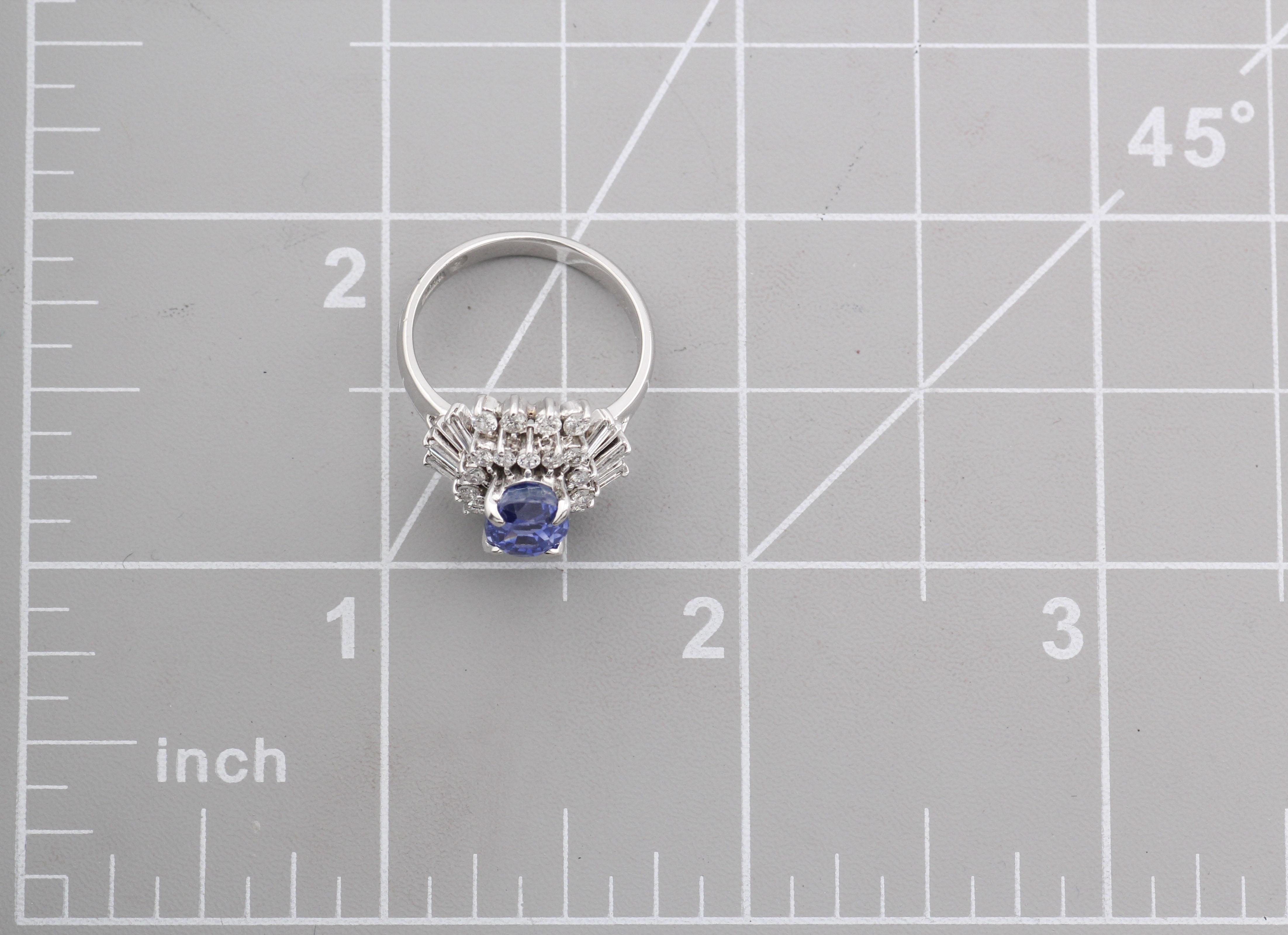 Erleben Sie die exquisite Anziehungskraft dieses Rings aus Platin mit Saphir und Diamant. Dieser Ring ist ein Meisterwerk der Handwerkskunst und verkörpert Eleganz und Raffinesse.

Sein Herzstück ist ein fesselnder blauer Saphir von 1,48 Karat, der