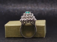 Estate 14K 1970 Bague de cocktail en or blanc 14K avec émeraudes et diamants - VHK#994A