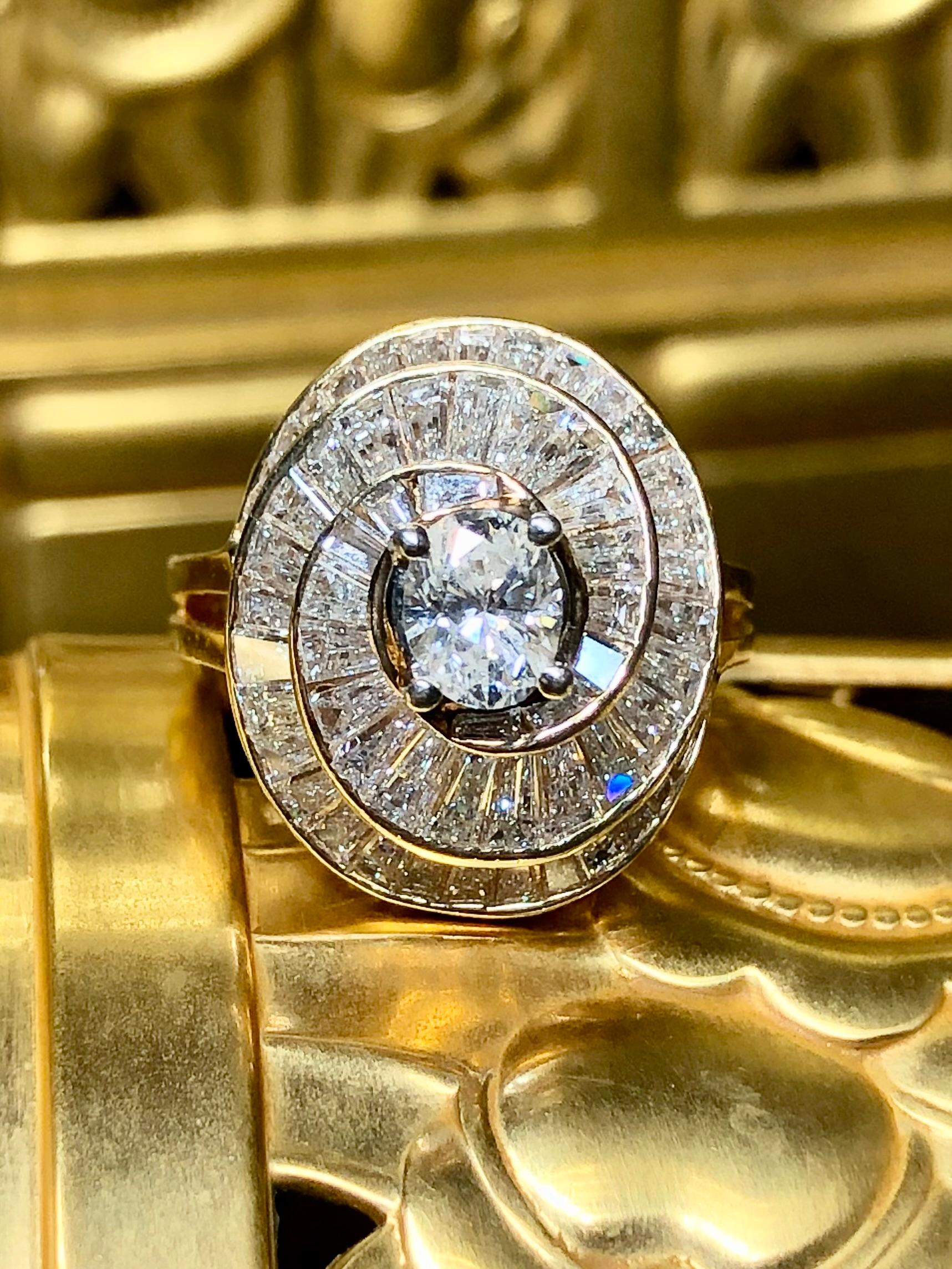 Ein wunderschöner, von Designern inspirierter Ring aus 14 Karat Gelbgold mit zwei ineinander verschlungenen Reihen aus geraden und konischen Baguetten mit einem Gesamtgewicht von ca. 4,80 ct. mit einer durchschnittlichen Farbe von G-I und einer