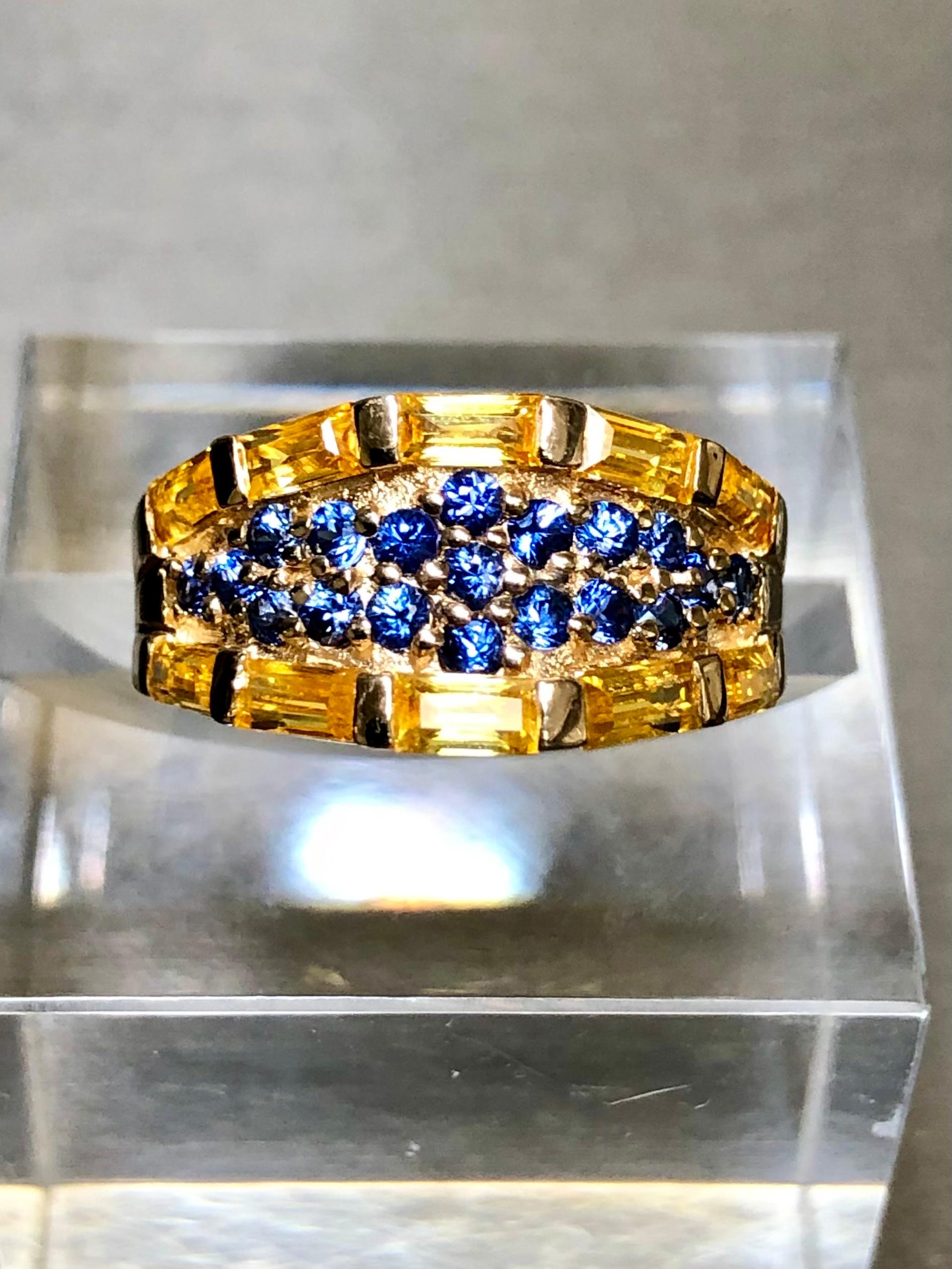 
Ein heller und lebendiger Ring für die rechte Hand aus 14K Gelbgold, sowohl mit Spannung als auch mit Perlen besetzt, mit natürlichen (nur Hitze) gelben Baguette-Saphiren (1.50cttw) und blauen runden Saphiren (.95cttw). Eine atemberaubende