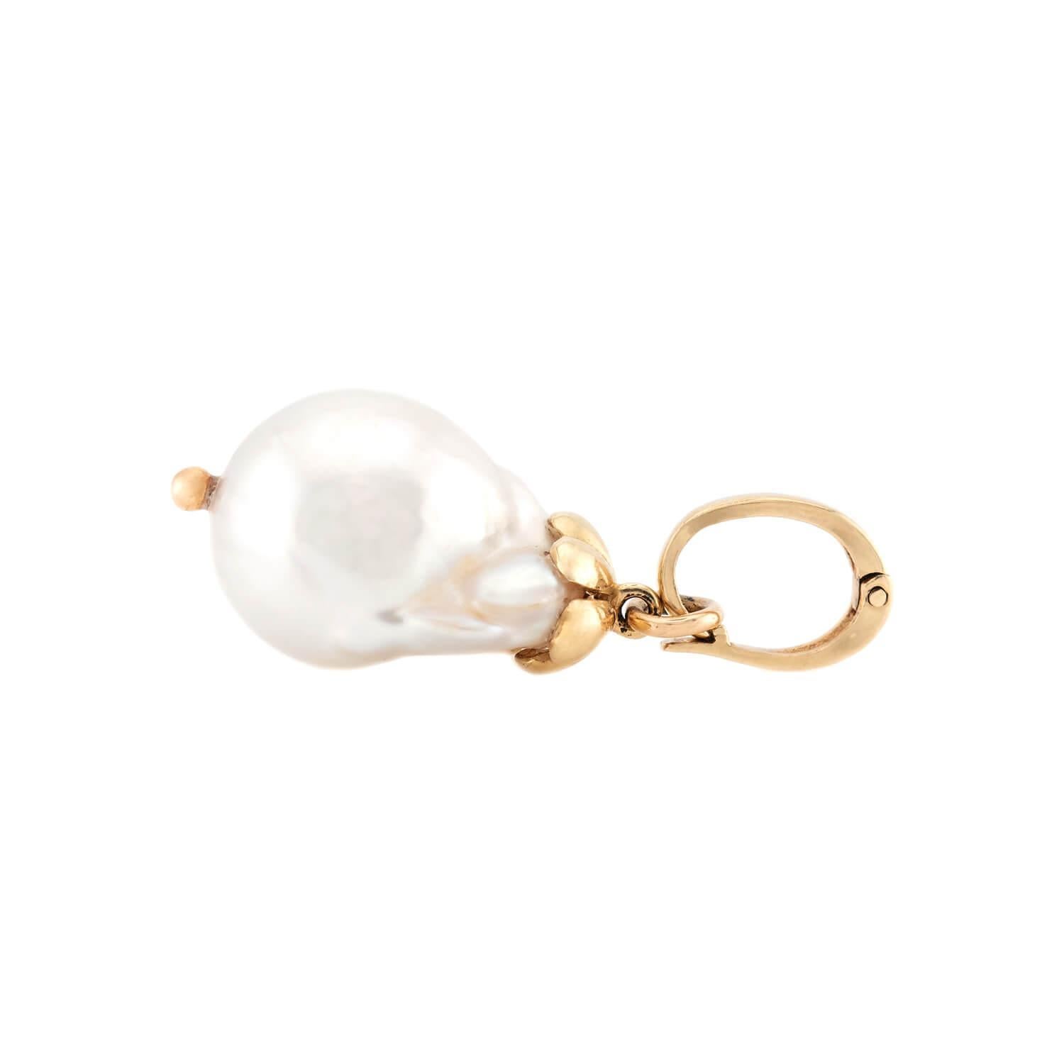 Un pendentif élégant en perles ! Réalisé en or jaune 14k, ce pendentif délicat est orné d'une jolie perle baroque. La perle oblongue présente un merveilleux lustre et est surmontée d'un capuchon en or vibrant, qui ressemble à une fleur en train de
