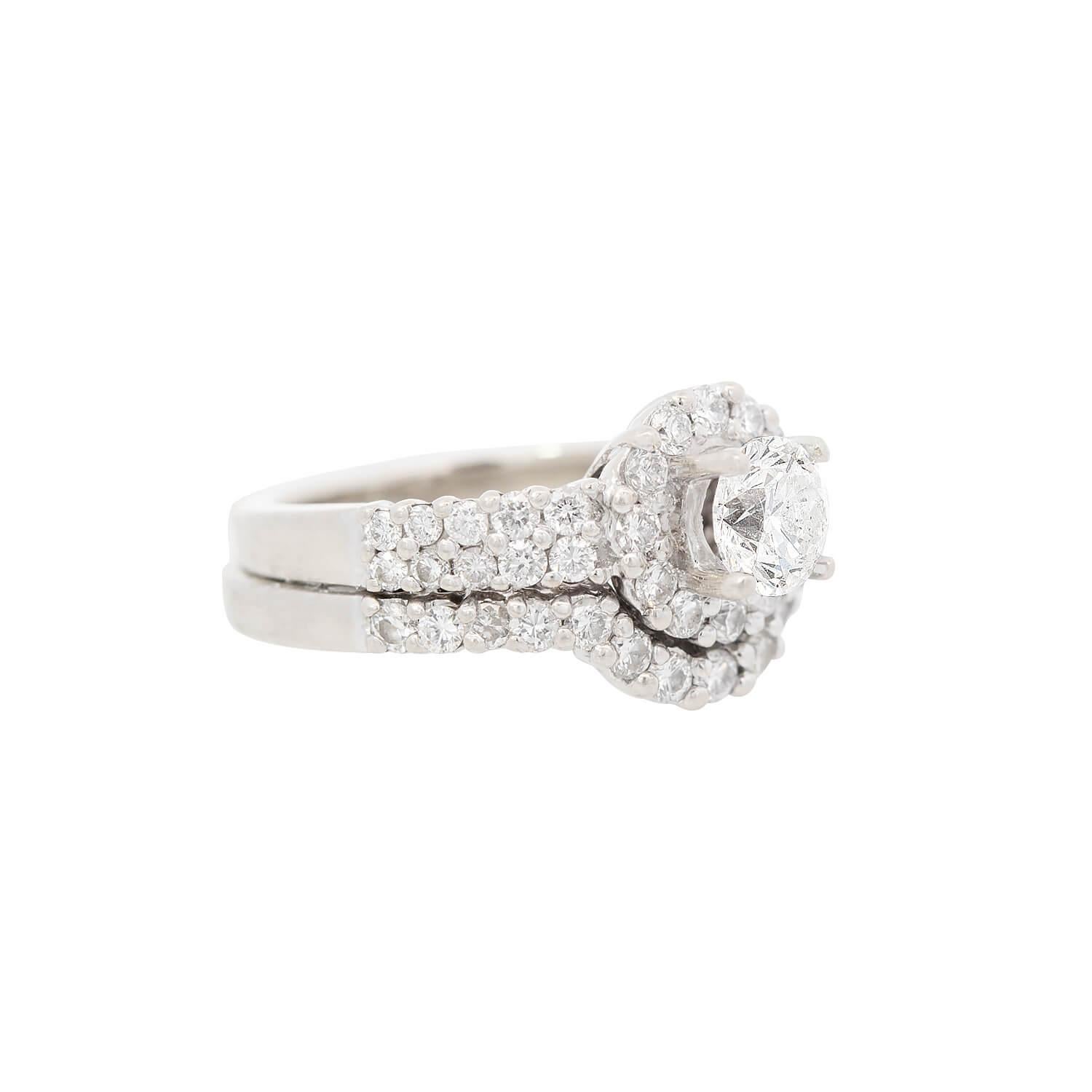 Un favoloso anello di fidanzamento con diamante! Queste splendide fasce sono realizzate in oro bianco 14 carati. Una fascia presenta un diamante centrale con taglio a brillante, incastonato in una montatura a quattro punte e con un peso di 0,70