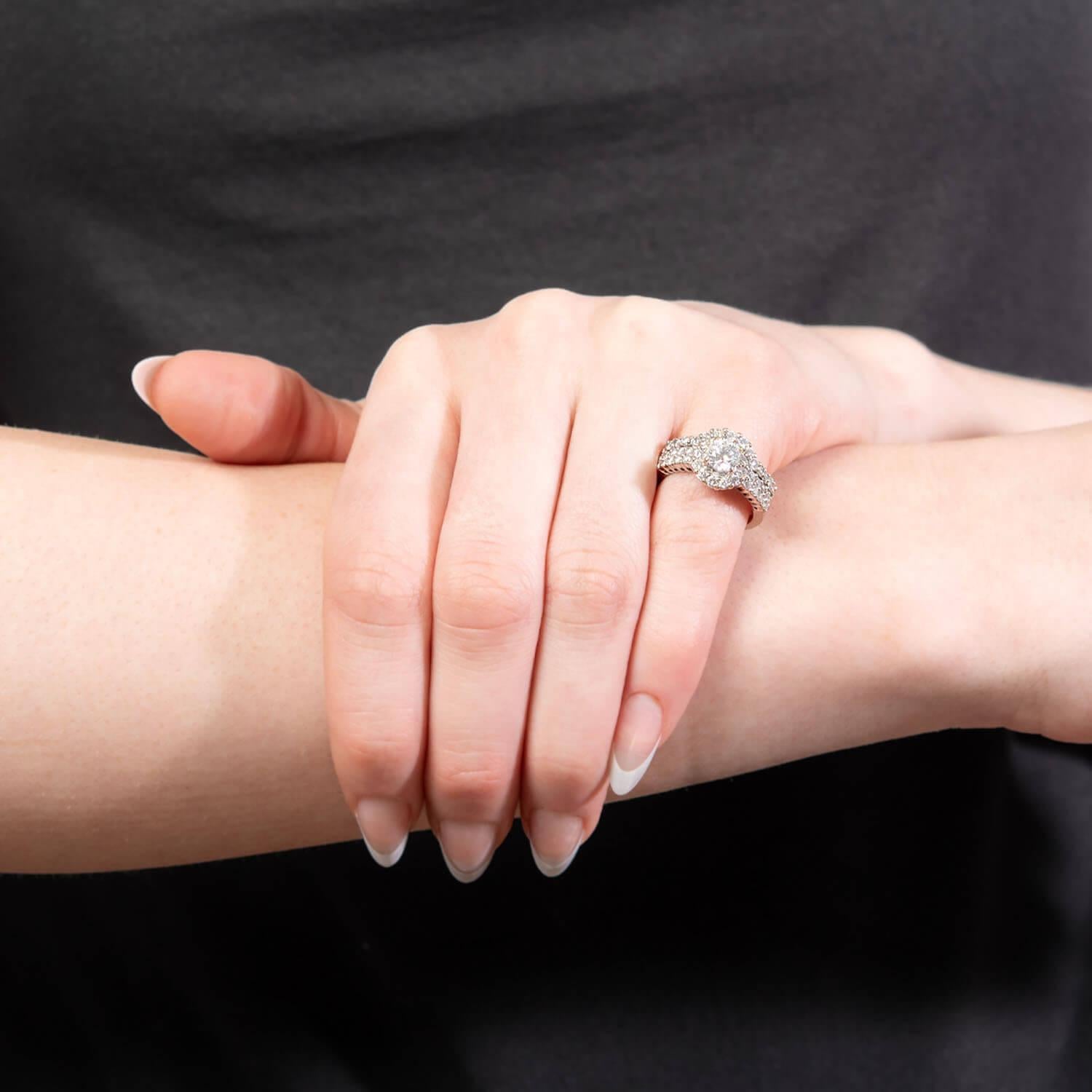 Anello di fidanzamento con diamanti 14k Estate in vendita 3