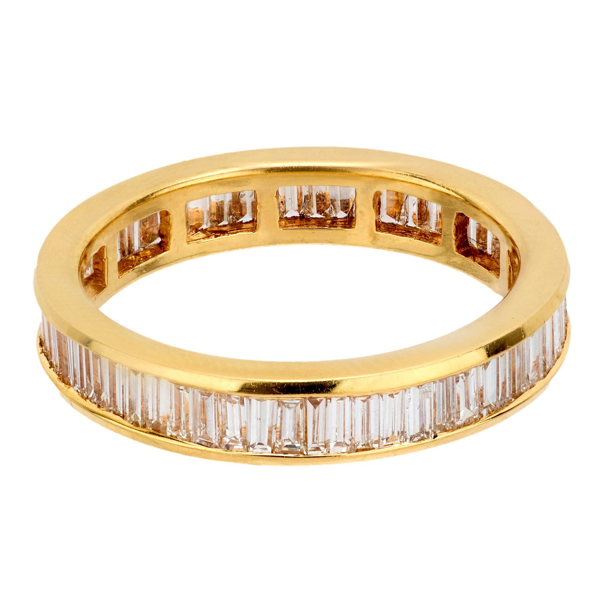 Ein atemberaubendes Diamantband für die Ewigkeit! Dieser Ring aus 14 Karat Gelbgold verfügt über eine Reihe von Diamanten im Baguetteschliff, die in Kanäle gefasst sind und ein ungefähres Gesamtkaratgewicht von 1,43ctw haben. Der obere und untere