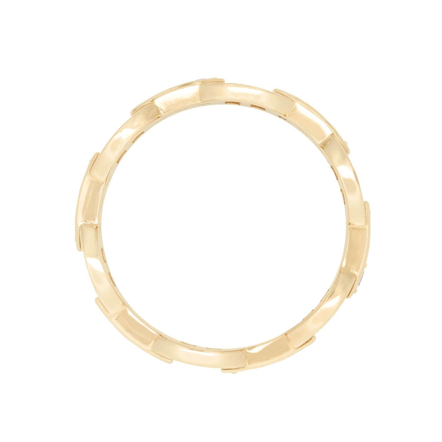 A fashionable Estate anchor chain link ring with a classic 