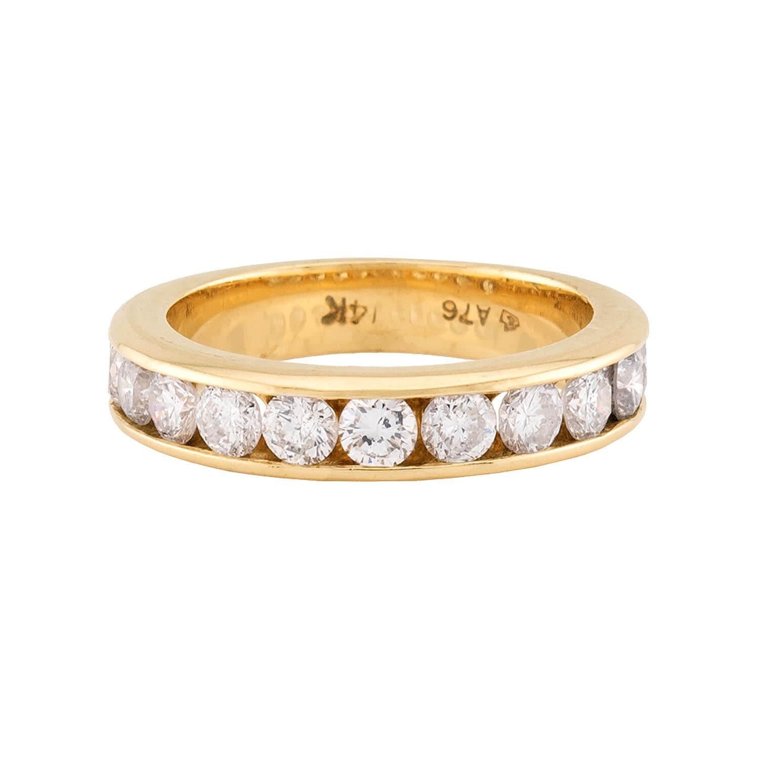 Ein fabelhaftes halbes Diamantband! Dieser stilvolle Ring ist aus lebhaftem 14-karätigem Gelbgold gefertigt und verfügt über eine Reihe von 11 modernen, runden Diamanten im Brillantschliff, die auf Spannung gesetzt sind. Die Diamanten, die das Band