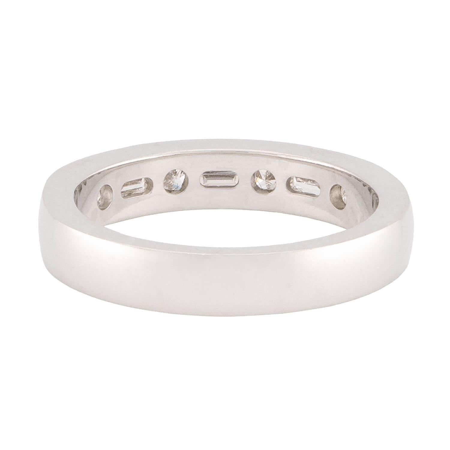 Anillo de media eternidad con diamantes de 14k Corte baguette en venta