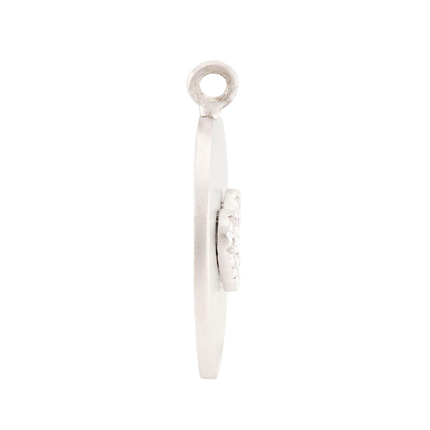 Un delizioso pendente a forma di disco in oro e diamanti! Realizzato in oro bianco 14k, questo piccolo disco circolare è liscio e semplice. La parte anteriore del gioiello è decorata con 12 piccoli diamanti a taglio singolo, tutti incastonati in