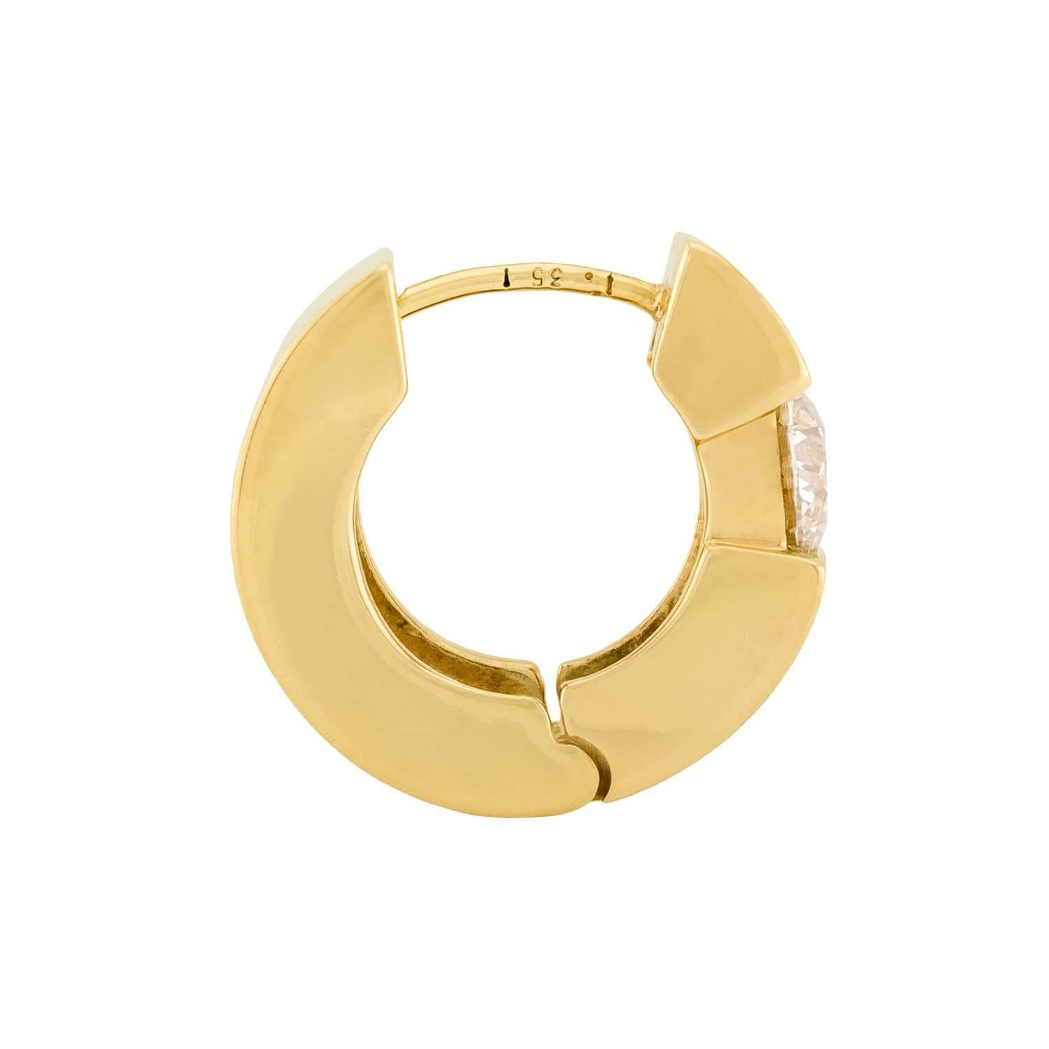 Uno splendido paio di orecchini a cerchio con diamanti! Realizzato in oro giallo 14k, ogni orecchino ha un design a cerchio 
