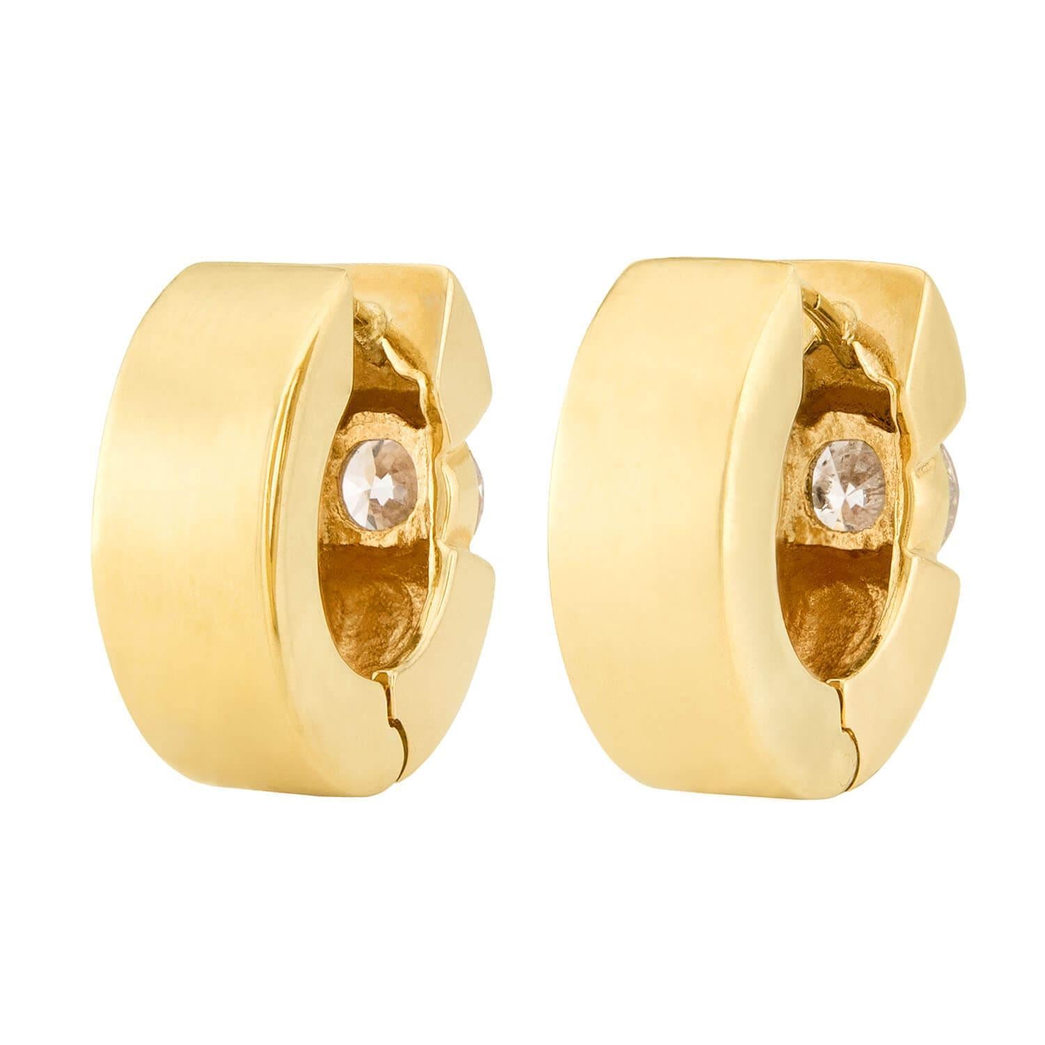 Moderno Orecchini a cerchio Huggie con diamanti 14k Estate in vendita