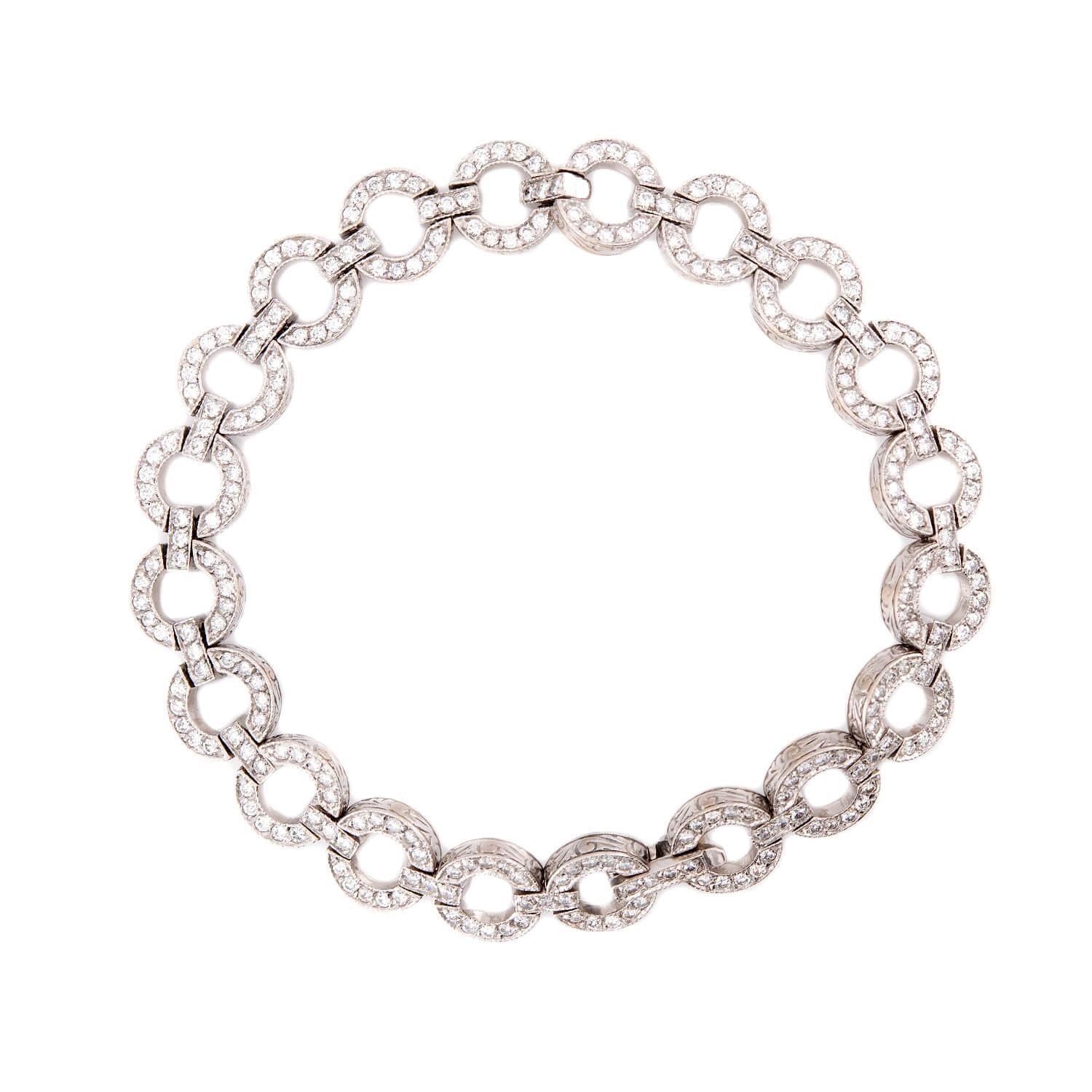 Un meraviglioso bracciale a maglie con diamanti dell'epoca dell'Estate! Questo splendido pezzo è realizzato in oro bianco 14 carati ed è composto da 20 maglie circolari, collegate tra loro da connettori di forma rettangolare. L'intera superficie