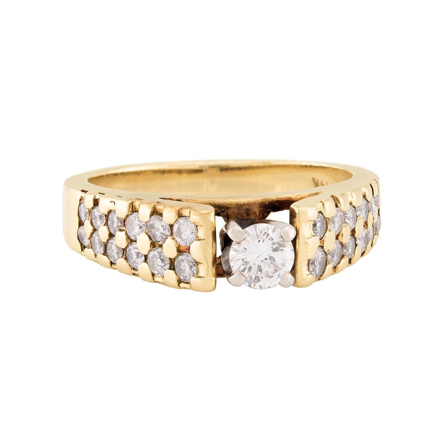 Une bague en diamant unique et accrocheuse ! Réalisée en or jaune 14k, cette bague est ornée d'un diamant central de 0,20ct serti dans une monture à quatre griffes. La pierre présente une couleur H et une clarté VS2. Les épaules de la bague sont