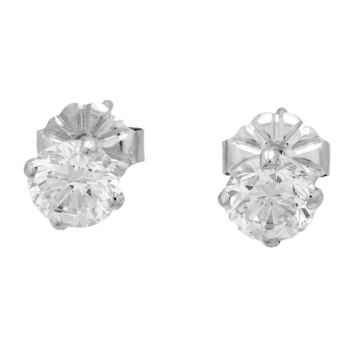 Uno splendido paio di orecchini con diamanti! Realizzato in oro bianco 14 carati, ogni orecchino presenta un singolo diamante tondo brillante moderno custodito in un'incastonatura 