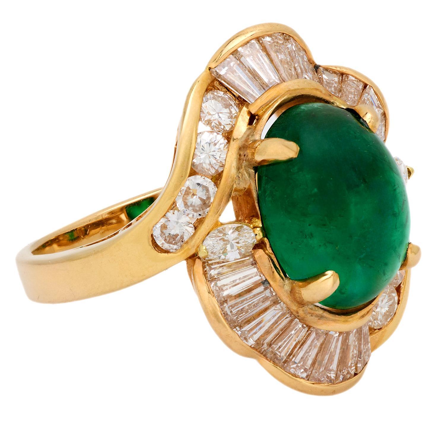 Uno smeraldo e un diamante mozzafiato! Realizzato in vivace oro giallo 14k, questo anello presenta uno smeraldo cabochon centrale di forma ovale da 3 carati incastonato in una montatura a quattro punte. Lo smeraldo è circondato da un'aureola di