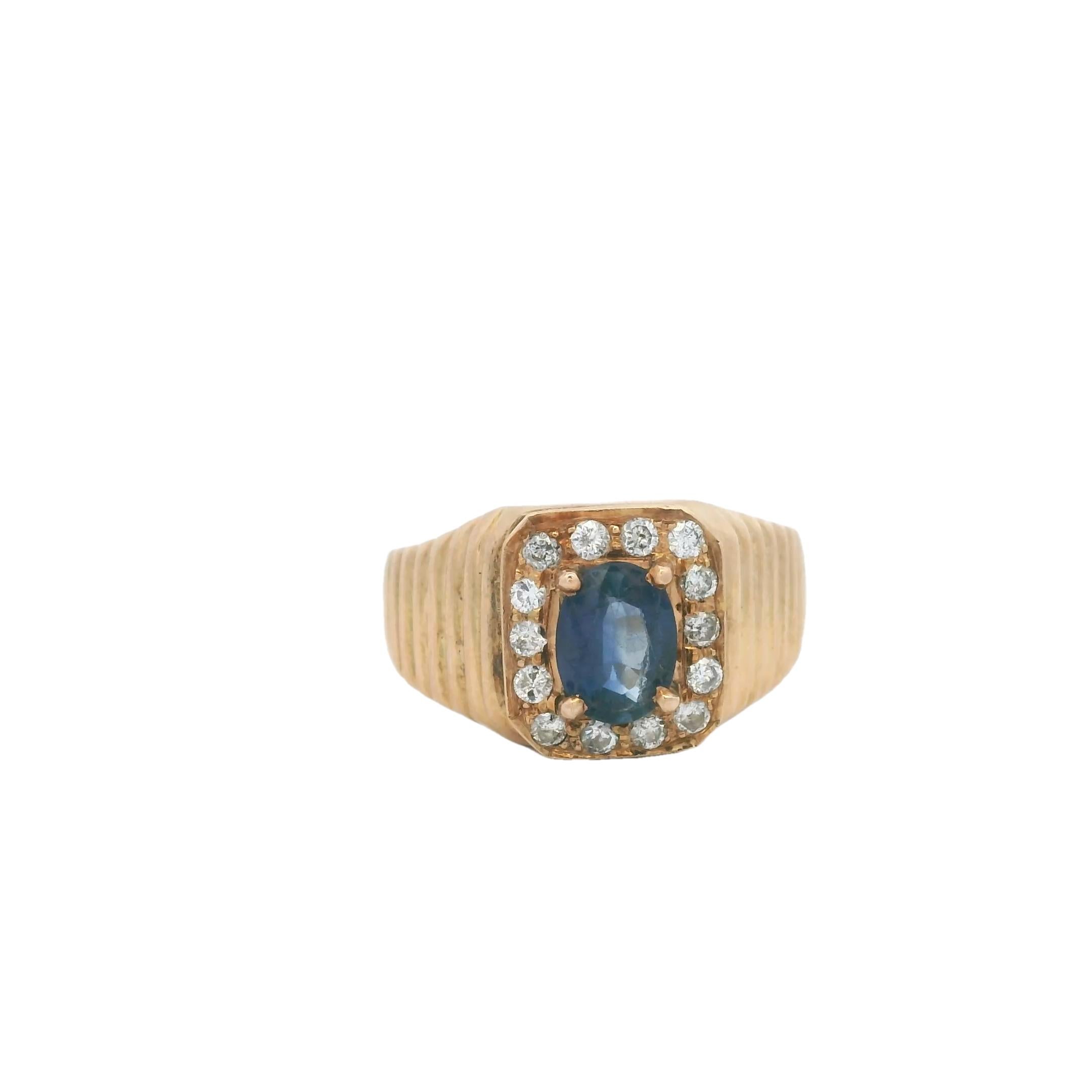 Cette bague de succession américaine vintage est un mélange intemporel de force, de sophistication et d'éclat. Réalisé en or jaune 14 carats, le design présente un saphir ovale de 1,00 carat serti au centre, entouré d'un halo classique de 14