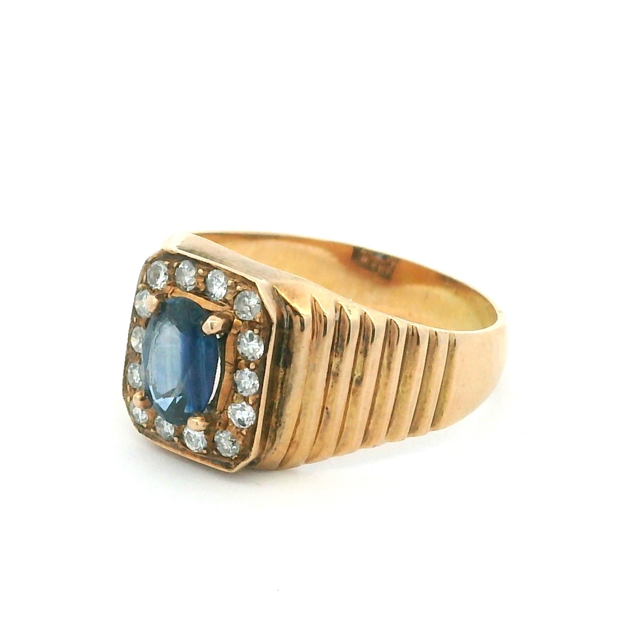 Cette bague de succession américaine vintage est un mélange intemporel de force, de sophistication et d'éclat. Réalisé en or jaune 14 carats, le design présente un saphir ovale de 1,00 carat serti au centre, entouré d'un halo classique de 14