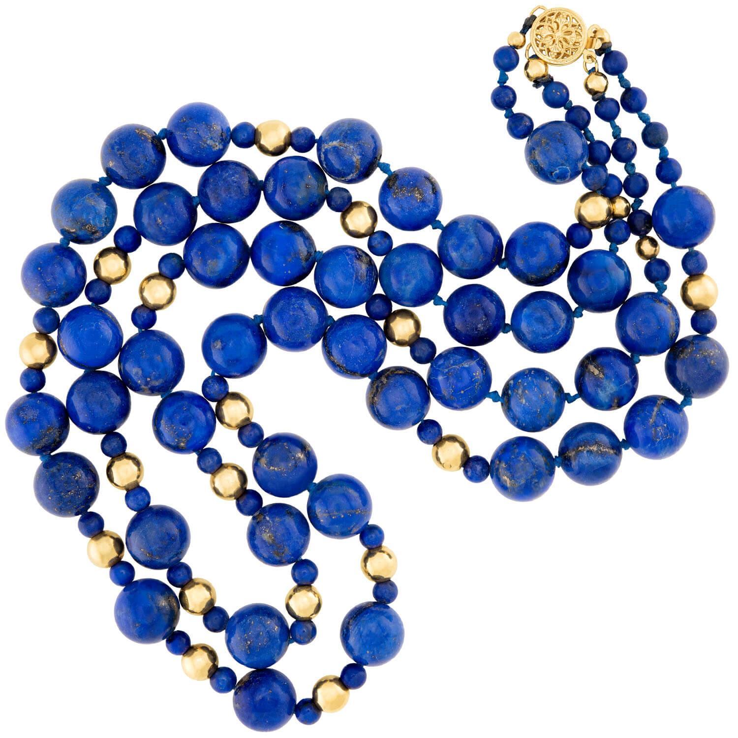Eine atemberaubende Lapislazuli-Perlenkette! Dieses schlichte, aber auffällige Stück besteht aus 46 größeren, runden Lapis-Perlen und 53 kleineren Lapis-Perlen. Der Lapis ist glatt poliert und hat eine prächtige Färbung mit intensiven, tiefblauen