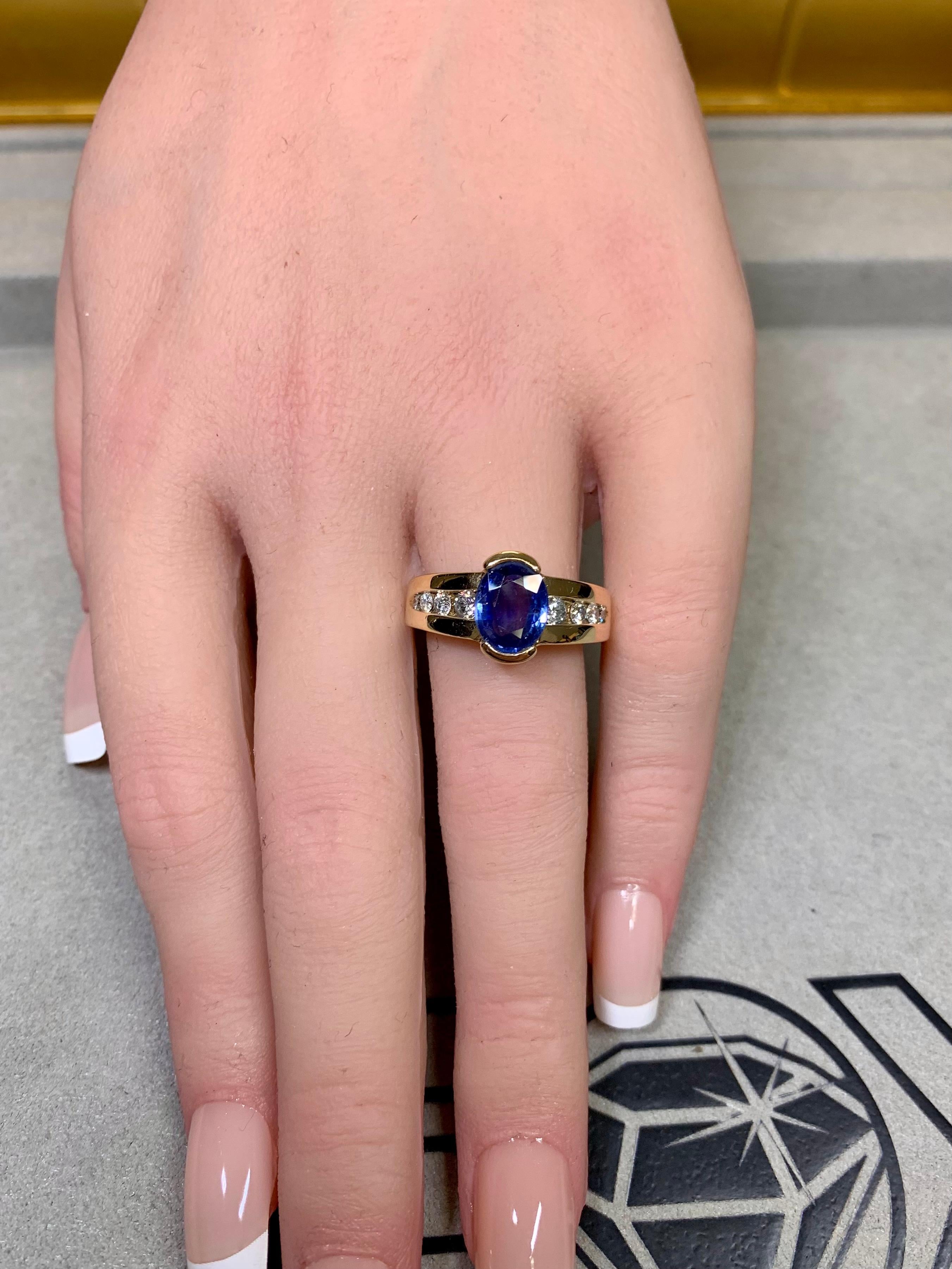 Anillo de cóctel de diamantes con zafiro en medio bisel ovalado de 14 quilates con caña europea 2,42 ct en venta 5