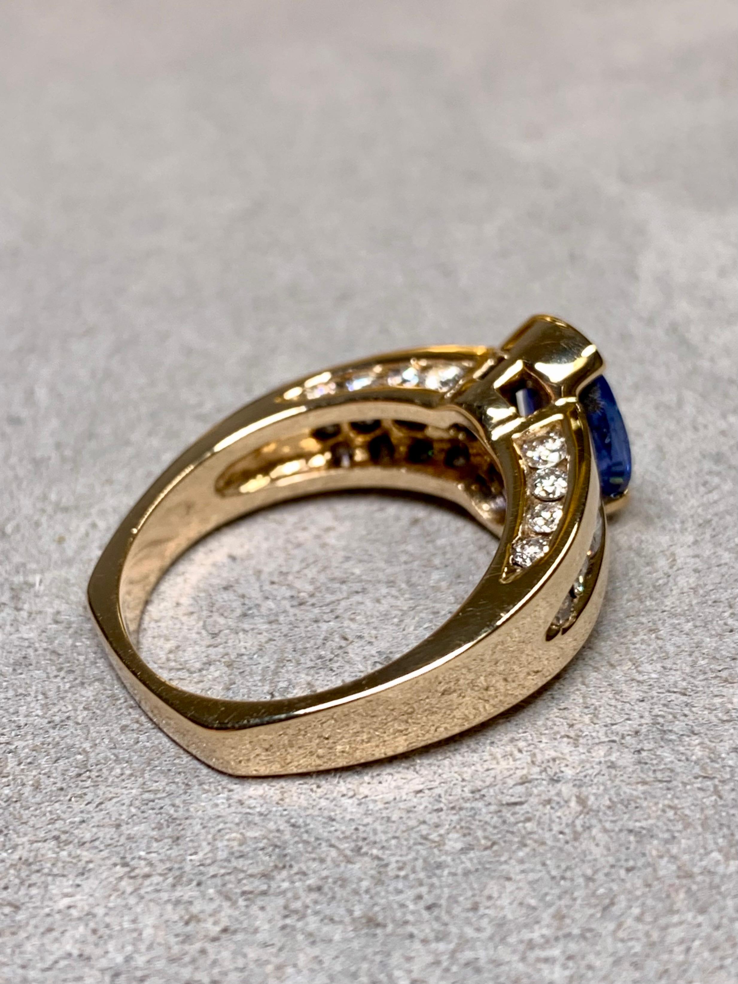 
Anillo de piedras preciosas elaborado en oro amarillo de 14 quilates, con caña de estilo europeo y centrado por un zafiro natural talla oval engastado en medio bisel. El zafiro muestra un tono azul aciano vivo, con una zonación moderada del color y