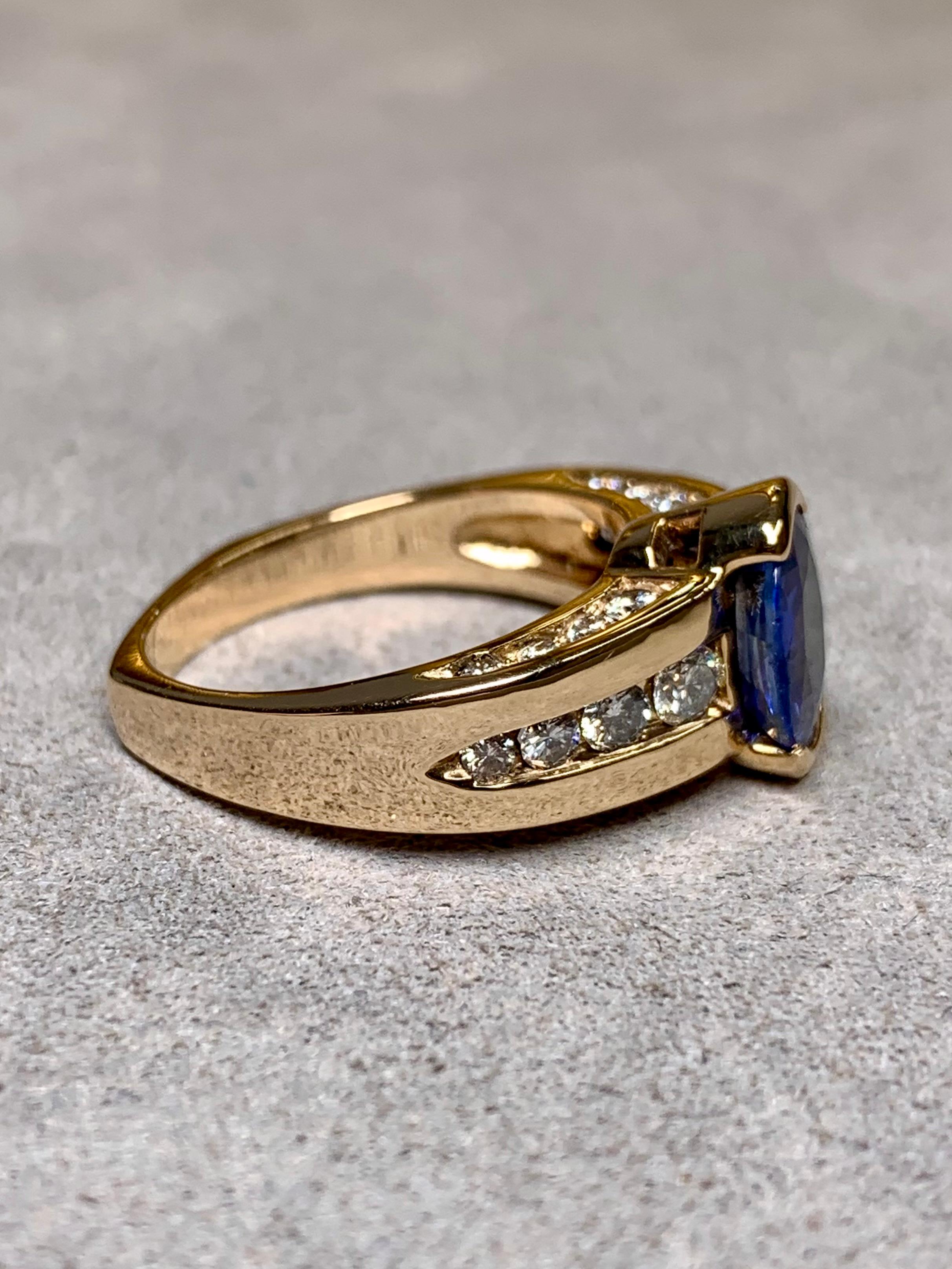 Anillo de cóctel de diamantes con zafiro en medio bisel ovalado de 14 quilates con caña europea 2,42 ct Contemporáneo en venta