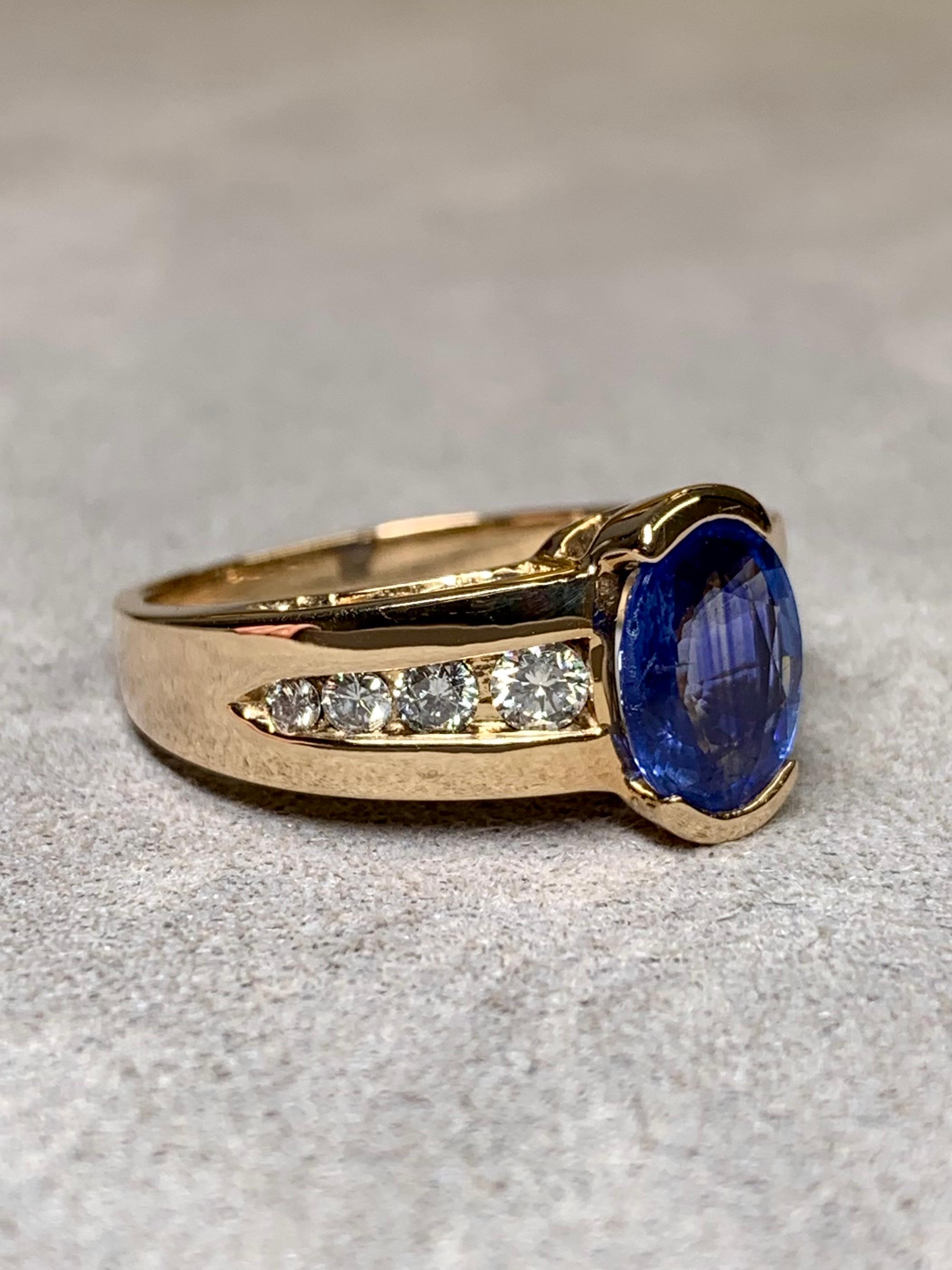 Anillo de cóctel de diamantes con zafiro en medio bisel ovalado de 14 quilates con caña europea 2,42 ct Corte oval en venta