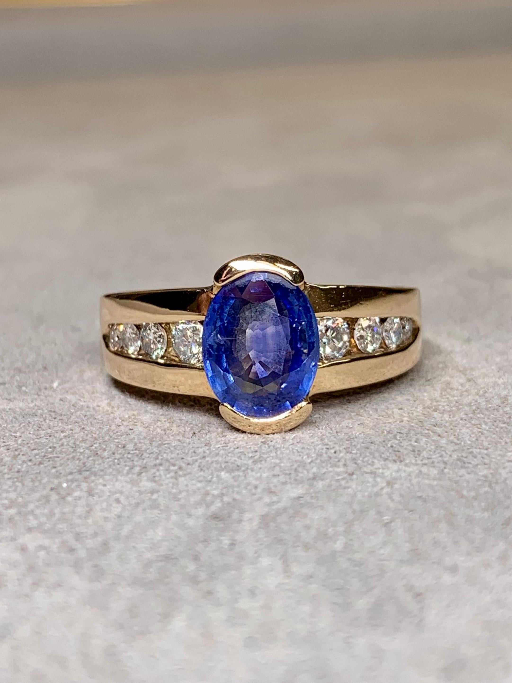 Anillo de cóctel de diamantes con zafiro en medio bisel ovalado de 14 quilates con caña europea 2,42 ct en Bueno estado para la venta en Winter Springs, FL