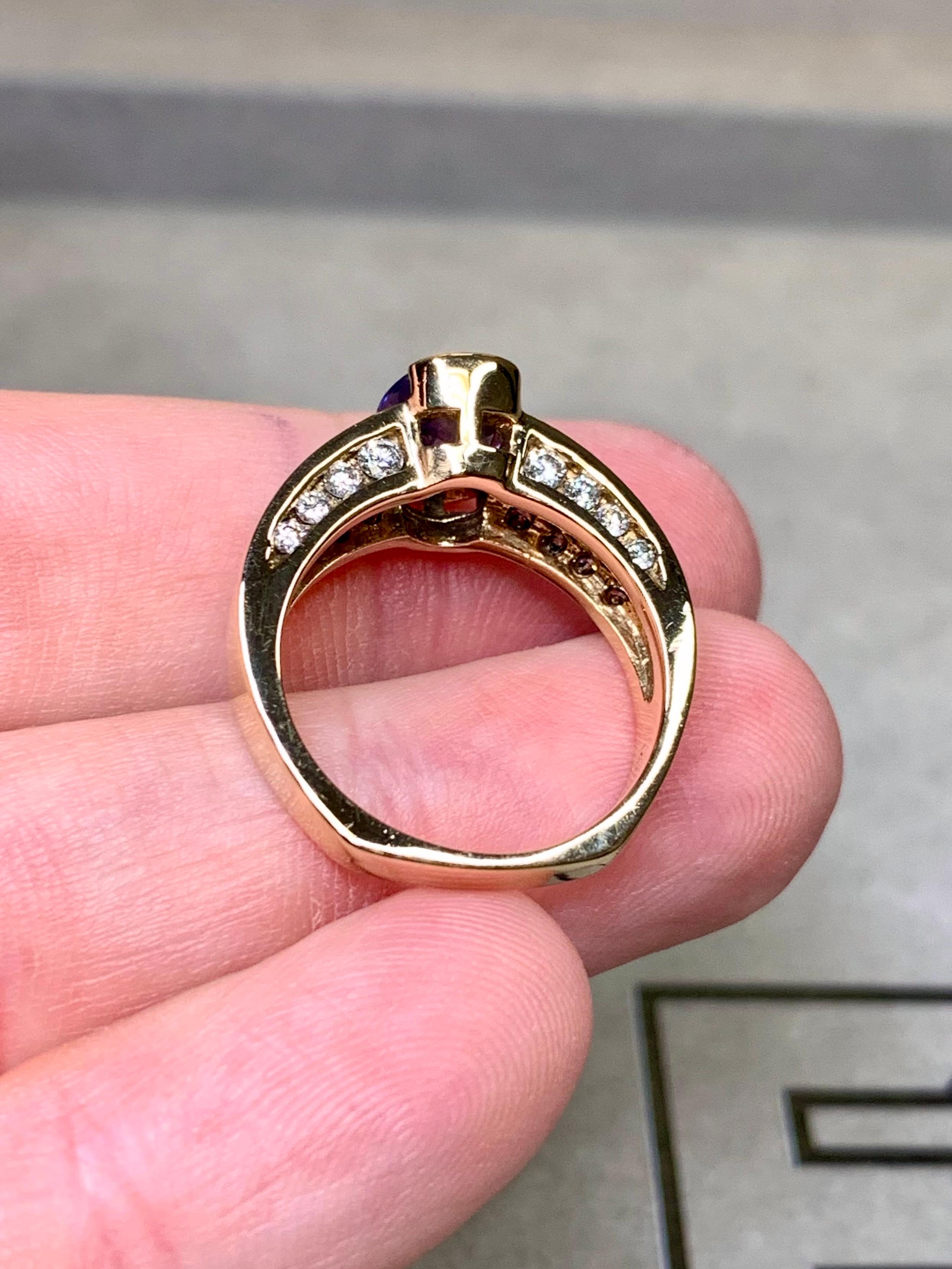 Femenino o masculino Anillo de cóctel de diamantes con zafiro en medio bisel ovalado de 14 quilates con caña europea 2,42 ct en venta