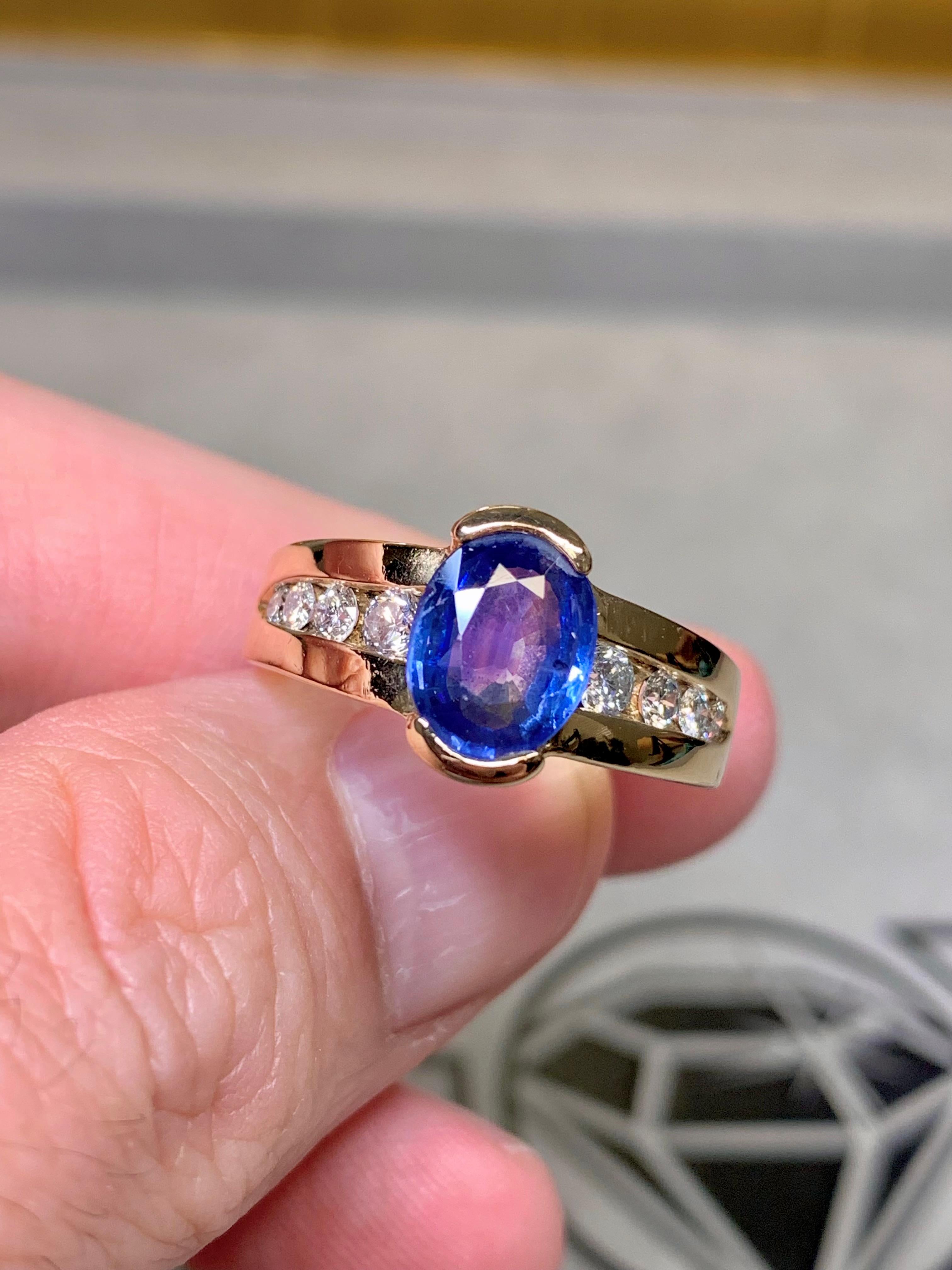 Anillo de cóctel de diamantes con zafiro en medio bisel ovalado de 14 quilates con caña europea 2,42 ct en venta 1