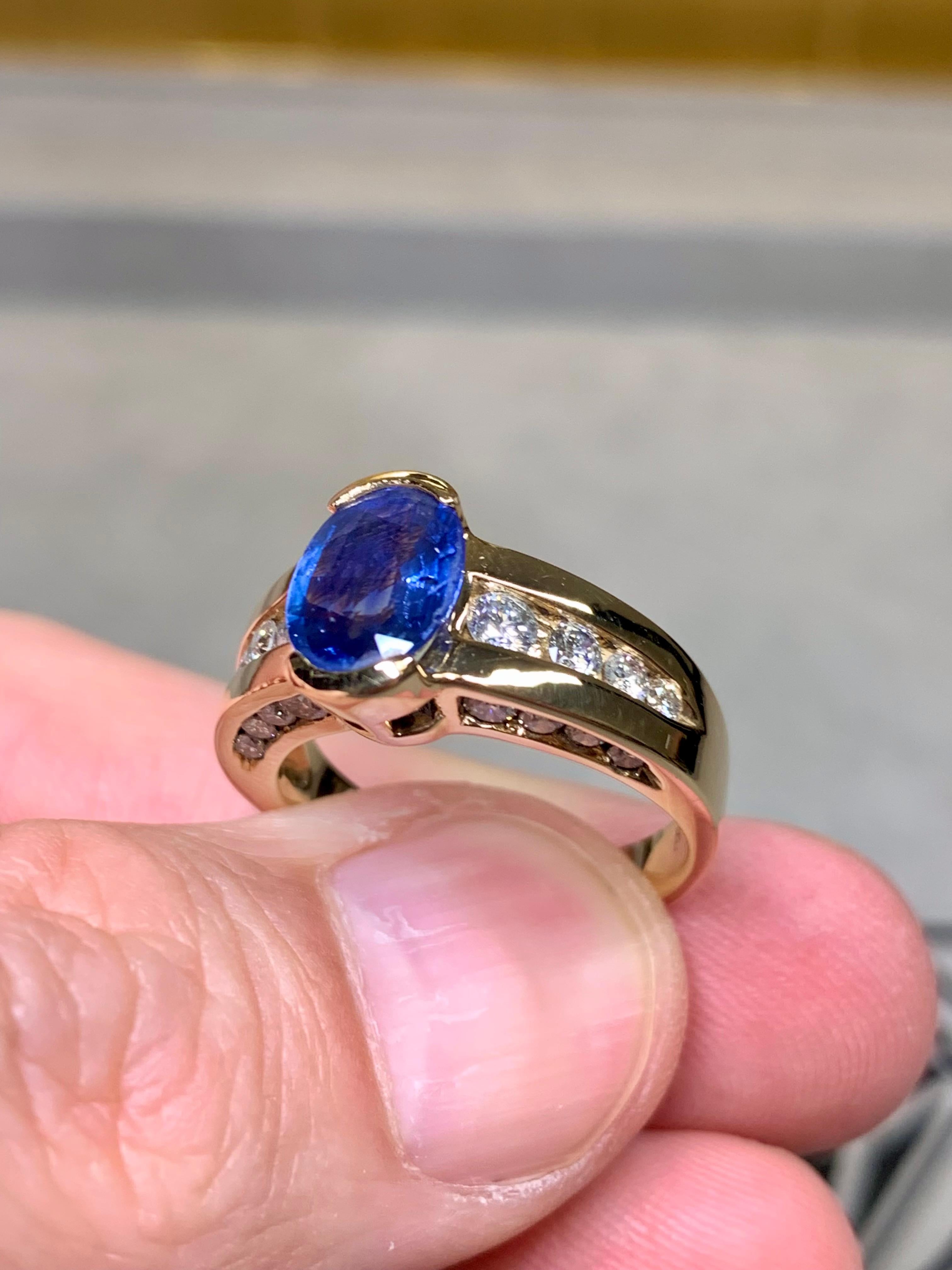 Anillo de cóctel de diamantes con zafiro en medio bisel ovalado de 14 quilates con caña europea 2,42 ct en venta 2