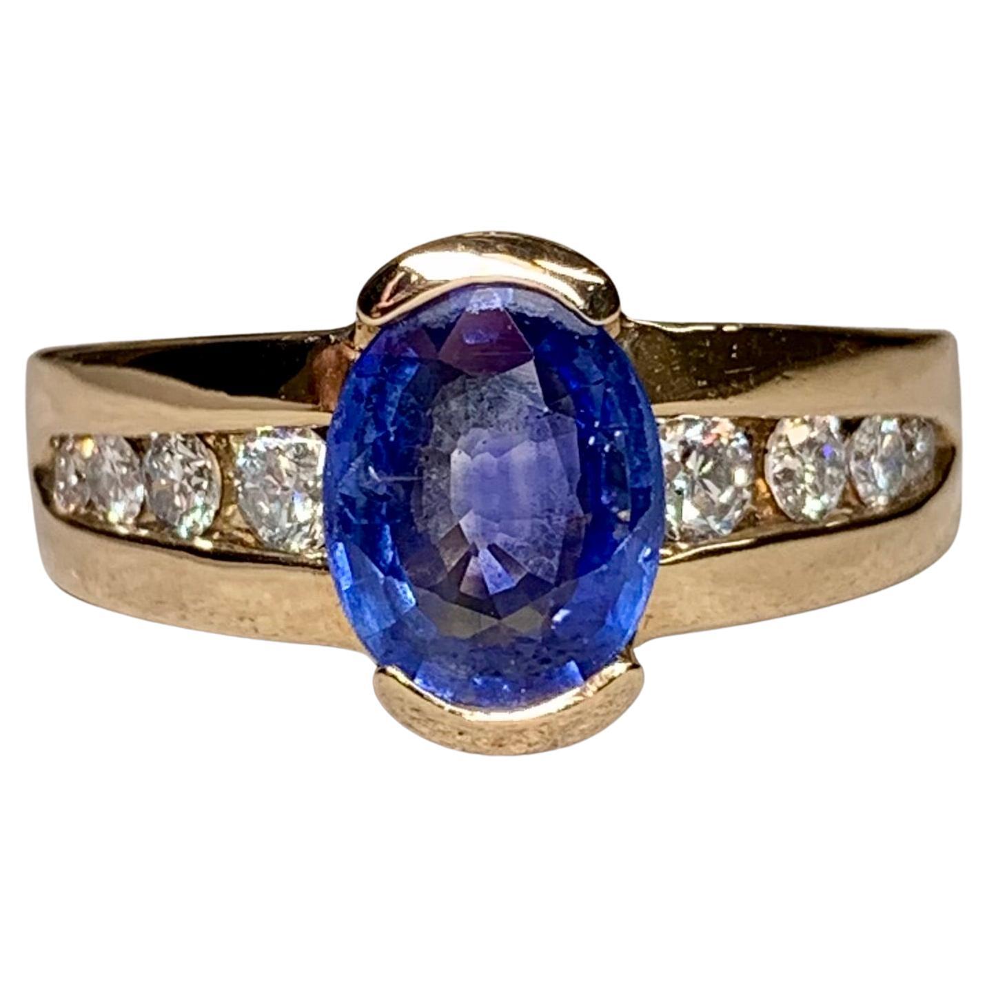 Anillo de cóctel de diamantes con zafiro en medio bisel ovalado de 14 quilates con caña europea 2,42 ct en venta