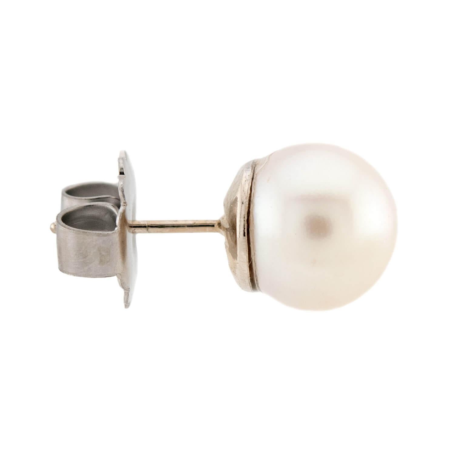 Un paio di borchie di perle senza tempo! Ognuno di questi orecchini classici ed eleganti mostra una singola perla coltivata di colore bianco crema, che misura circa 13 mm di diametro. Entrambe le perle presentano un'elevata lucentezza superficiale e