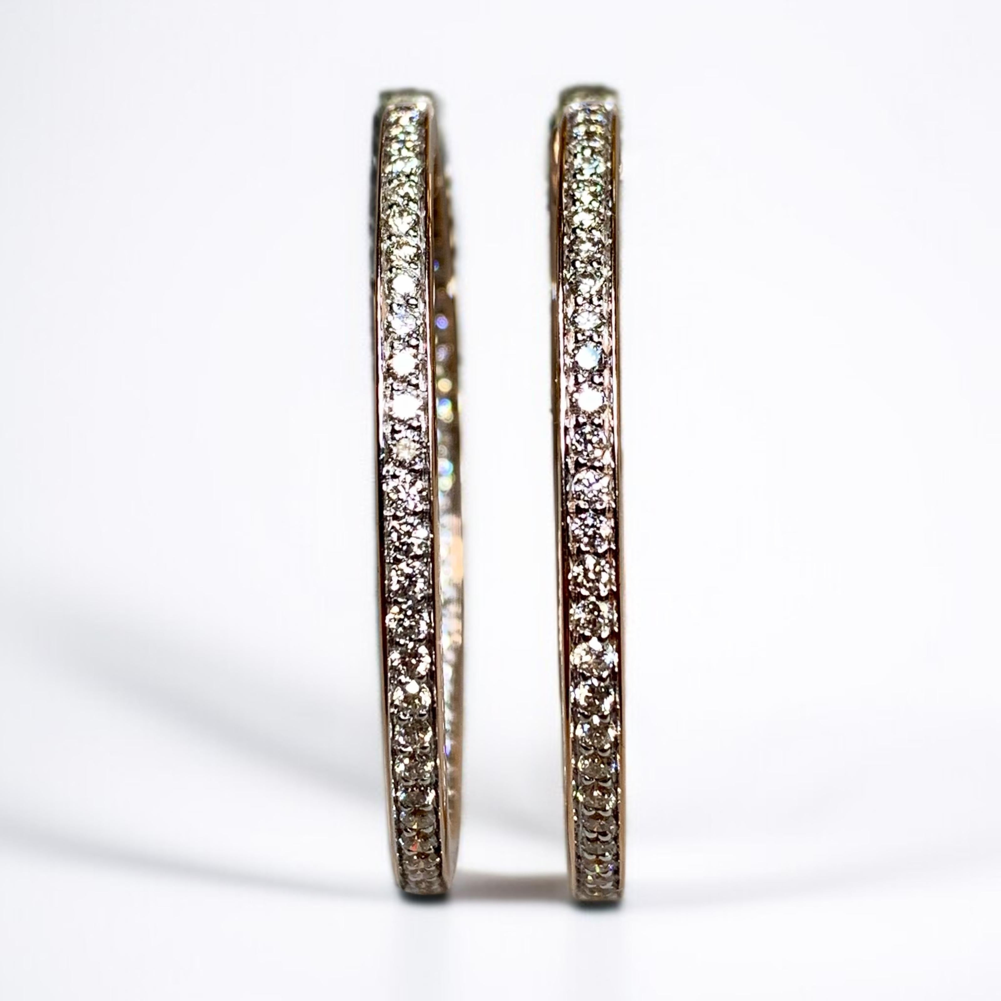 Jolie paire d'anneaux en or rose 14 carats sertis d'environ 2,20ctw de diamants ronds de couleur G-I Vs1-Si1.


Dimensions/Poids :

Les boucles d'oreilles mesurent 1,50