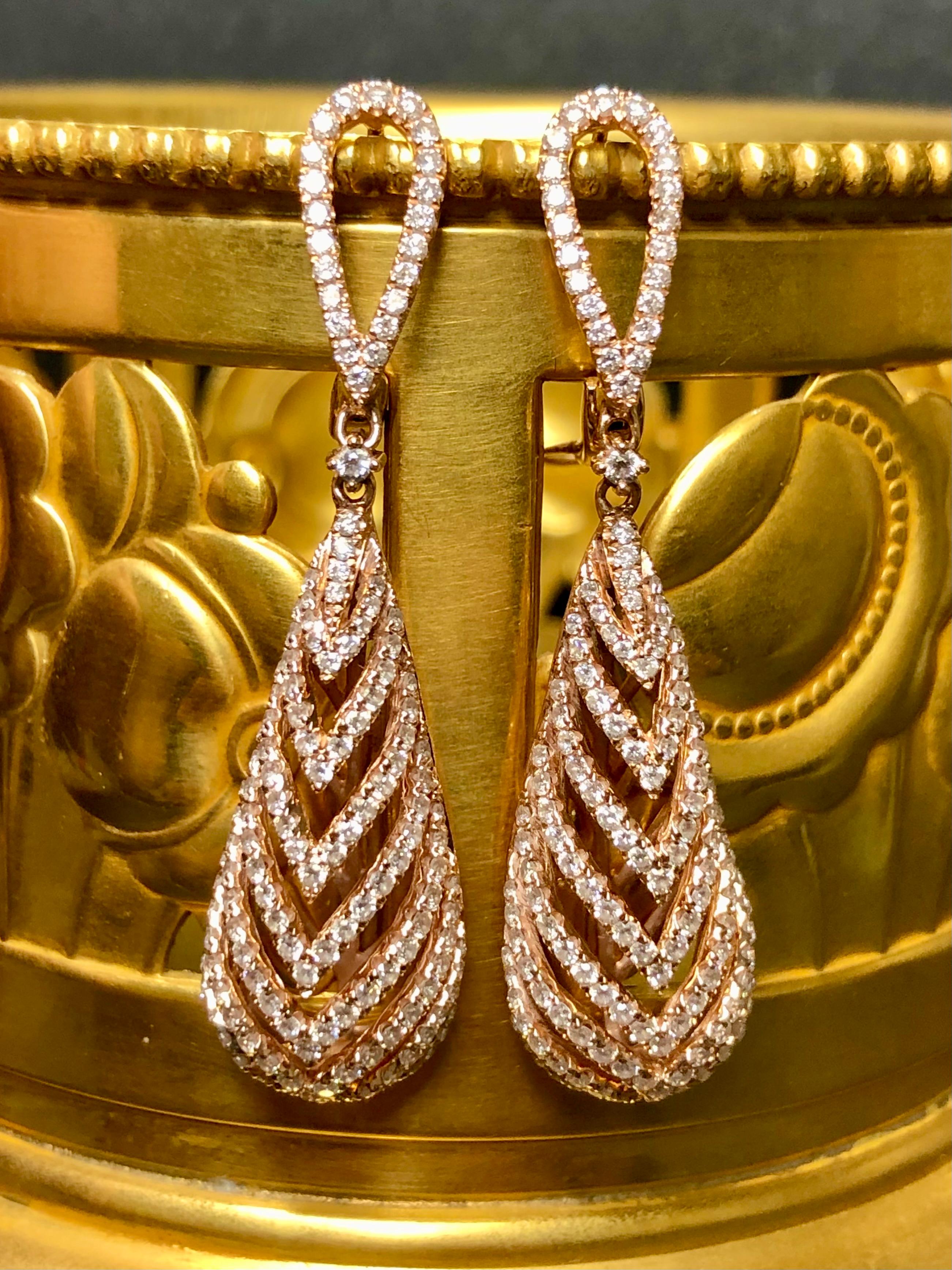 
A beautiful pair of drop earrings done in 14K rose gold bead set with approximately 3.20cttw in G-I color Vs2-Si1 clarity round diamonds. The stunning earrings have posts with lever backs.


Dimensions/Weight:

Earrings measure 1.70” long and weigh