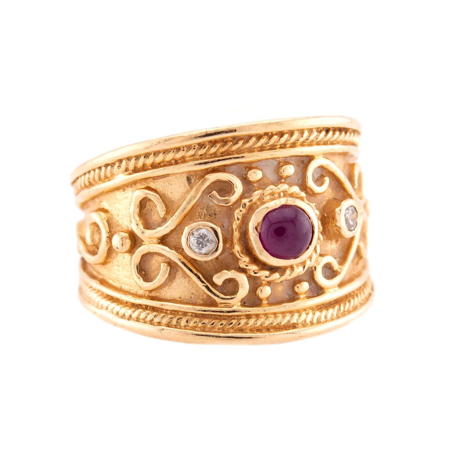 Une fabuleuse bague de cigare ! Fabriqué en or jaune 14k, ce bracelet épais est à la fois élégant et coloré ! Le devant de la bague présente un cabochon de rubis serti en chaton, d'un poids en carats de 0,25ct. Le saphir est bordé à gauche et à