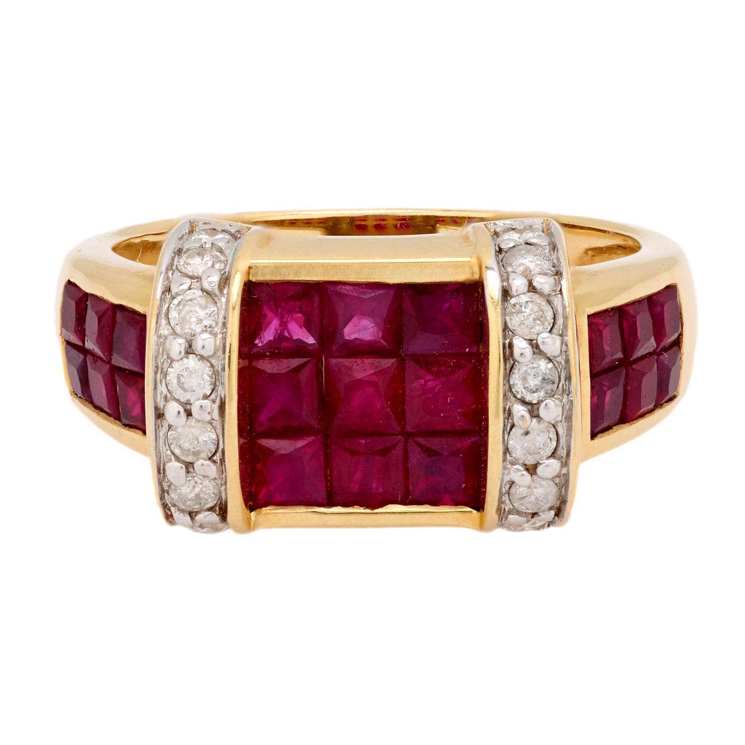 Un bellissimo anello con rubino e diamante! Realizzato in oro giallo 14 carati, questo anello presenta un centro di forma quadrata con rubini taglio francese incastonati. Ogni lato del centrotavola tempestato di rubini è ornato da una fila di