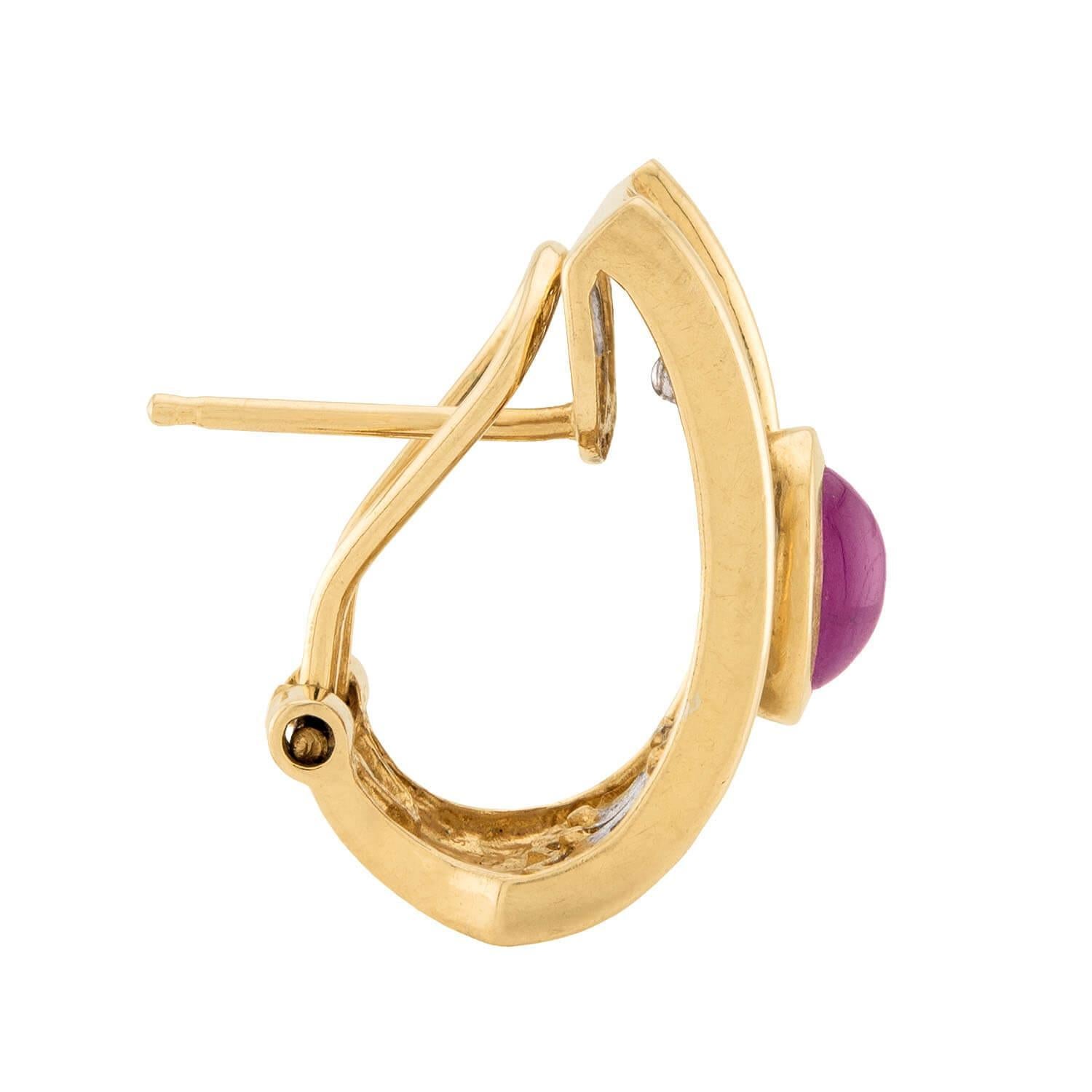 Uno squisito paio di orecchini con rubini e diamanti! Realizzati in oro giallo 14k, questi orecchini di forma rettangolare sono centrati da un rubino ovale cabochon incastonato. I rubini presentano un'incredibile tonalità di rosso intenso e un peso