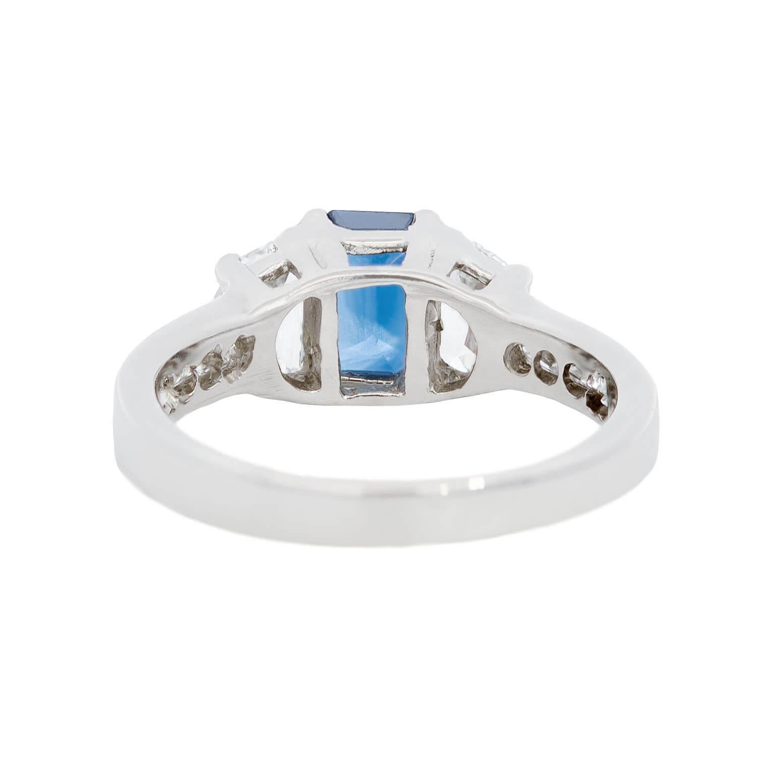 Bague de fiançailles de succession en saphir 14 carats et diamants Bon état - En vente à Narberth, PA