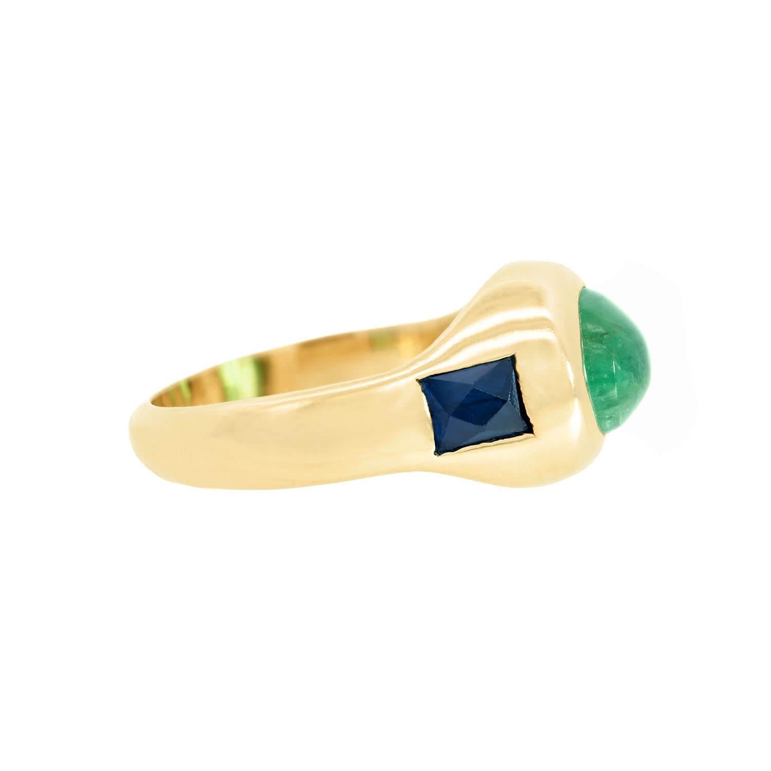 Estate 14k Sapphire and Emerald Cabochon Flush Mount Ring In Good Condition For Sale In Narberth, PA