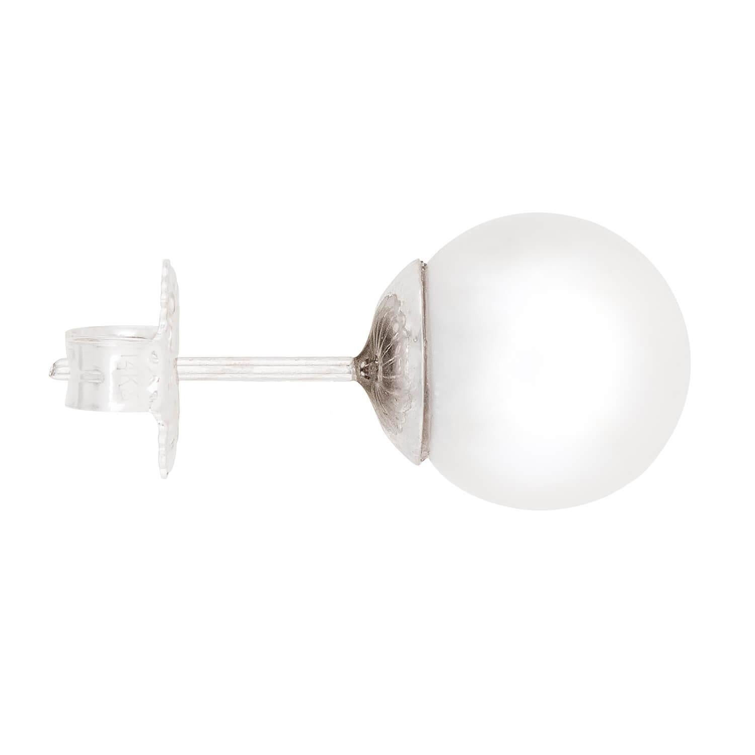 Un classico paio di orecchini con perle di proprietà! Ognuno di questi eleganti orecchini sfoggia una deliziosa perla bianca dei Mari del Sud, che misura circa 8 mm. Entrambe le perle presentano una superficie ad alta lucentezza e un colore cremoso