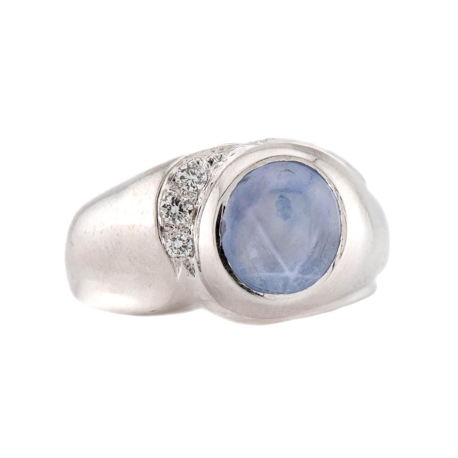 Un bellissimo anello con zaffiro a stella! Realizzato in oro bianco 14 carati, questo anello presenta uno zaffiro a stella da 2,5 carati incastonato. Lo zaffiro cabochon ha una bella tonalità grigio-blu, che si abbina perfettamente alla montatura in