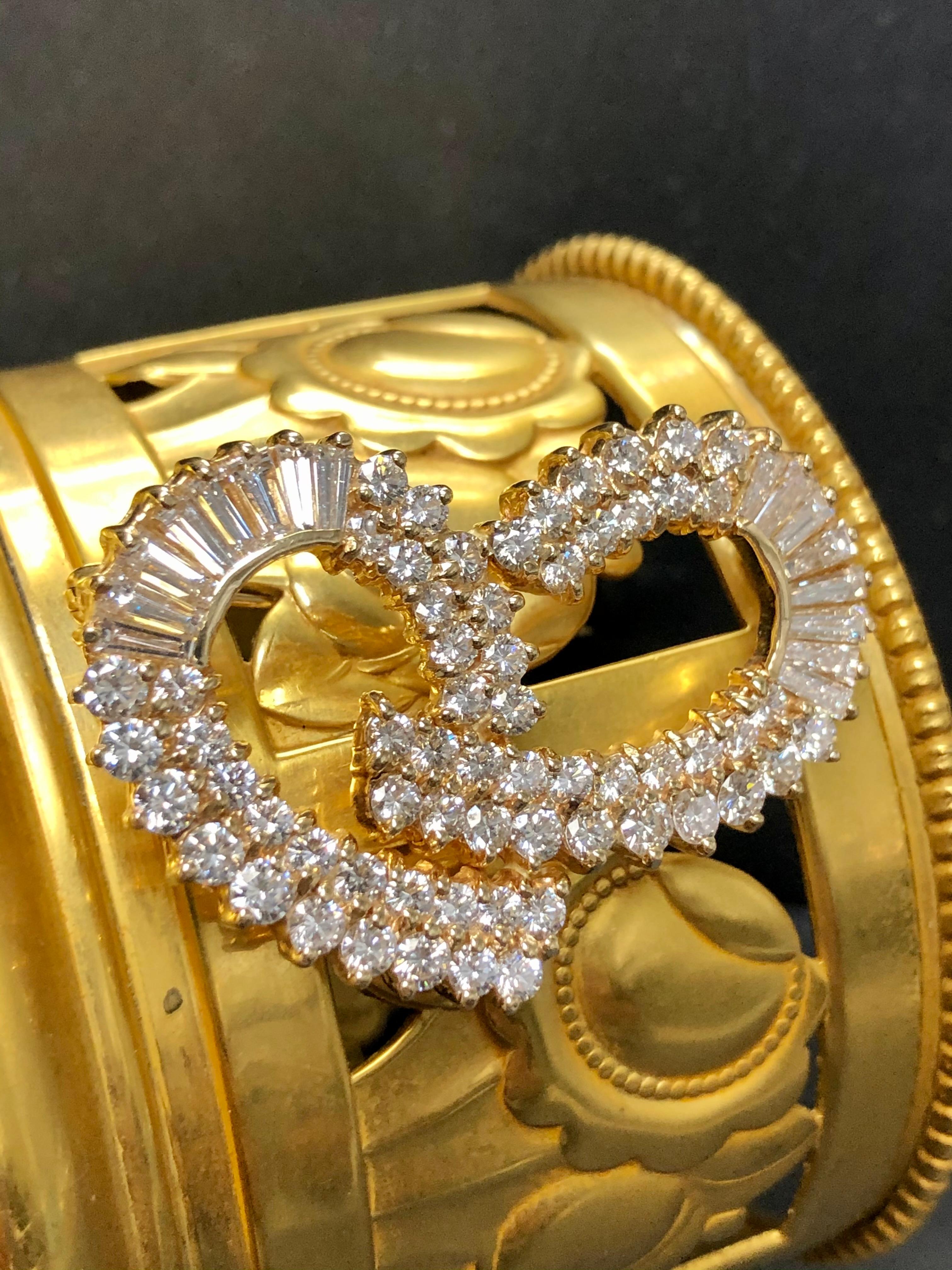 Contemporary Estate 14k Swirl Ribbon Baguette Round Diamond Brooch Pin 6.40cttw G Vs1 For Sale