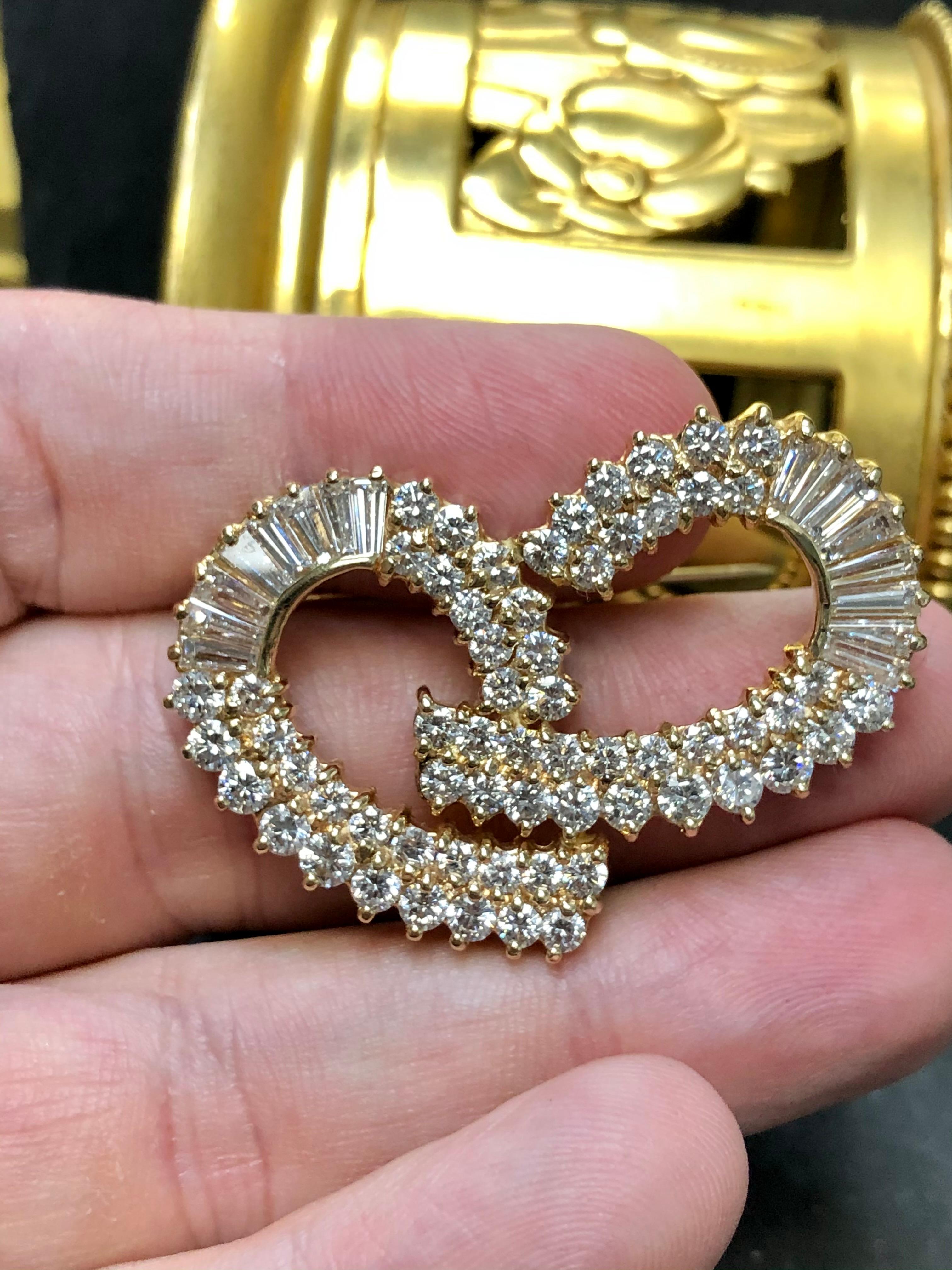 Round Cut Estate 14k Swirl Ribbon Baguette Round Diamond Brooch Pin 6.40cttw G Vs1 For Sale